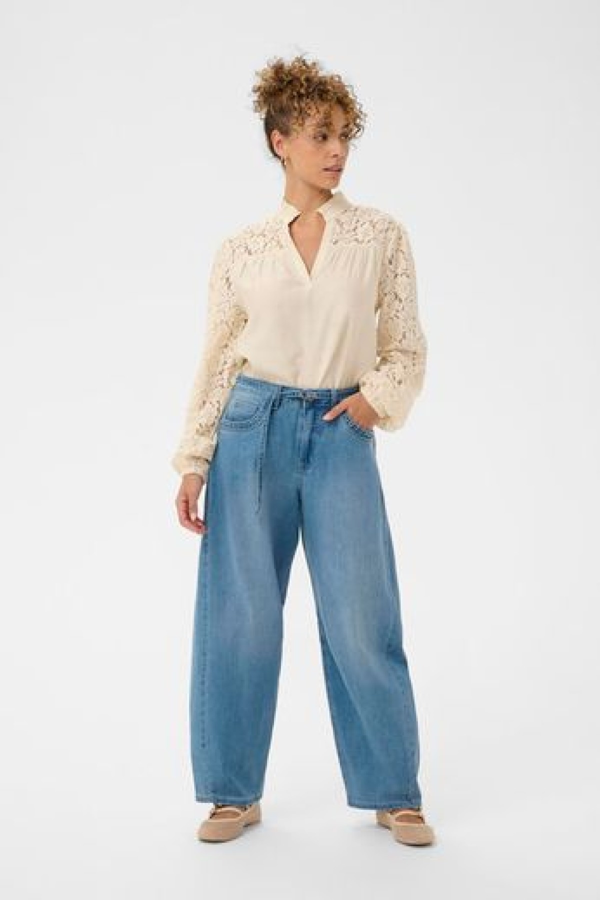 Barrel blue jeans με ζώνη