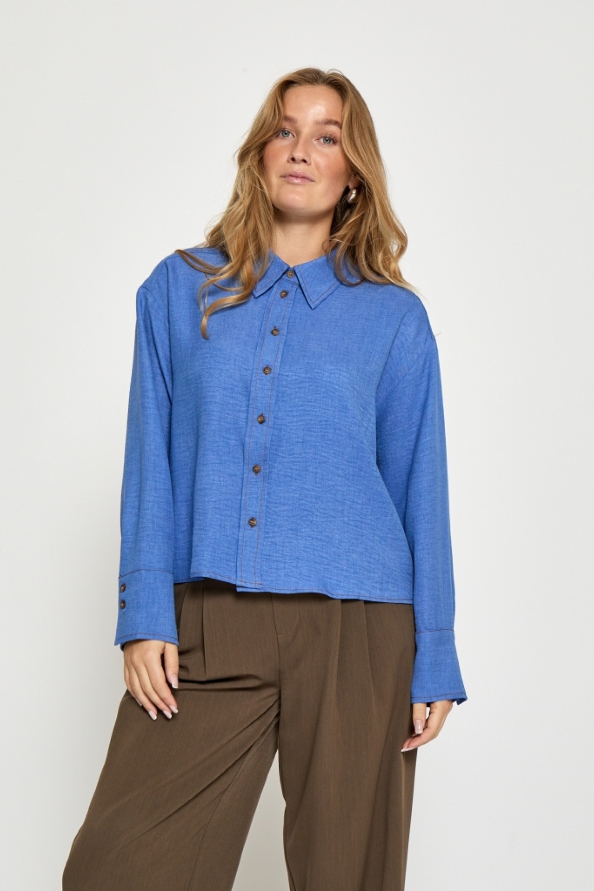 Πουκάμισο σε ίσια γραμμή.