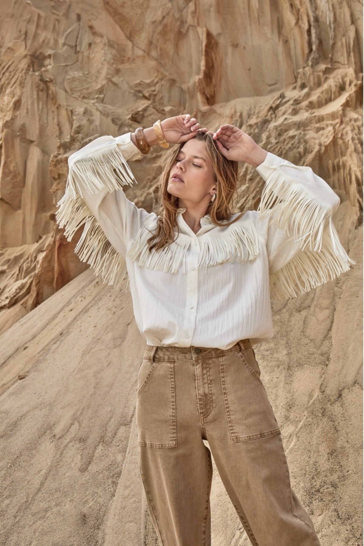 Κρεμ πουκάμισο με κρόσια.