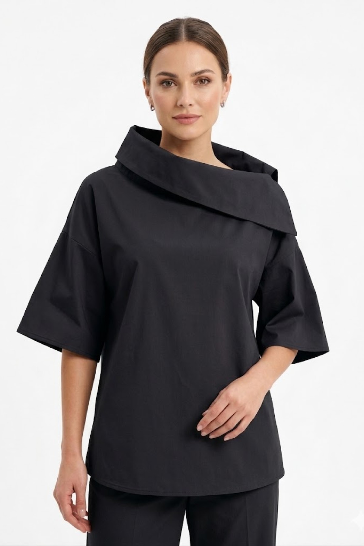 Εντυπωσιακή μπλούζα, 100% cotton, ξεχωρίζει για τον ιδιαίτερο ασύμμετρο γιακά της.