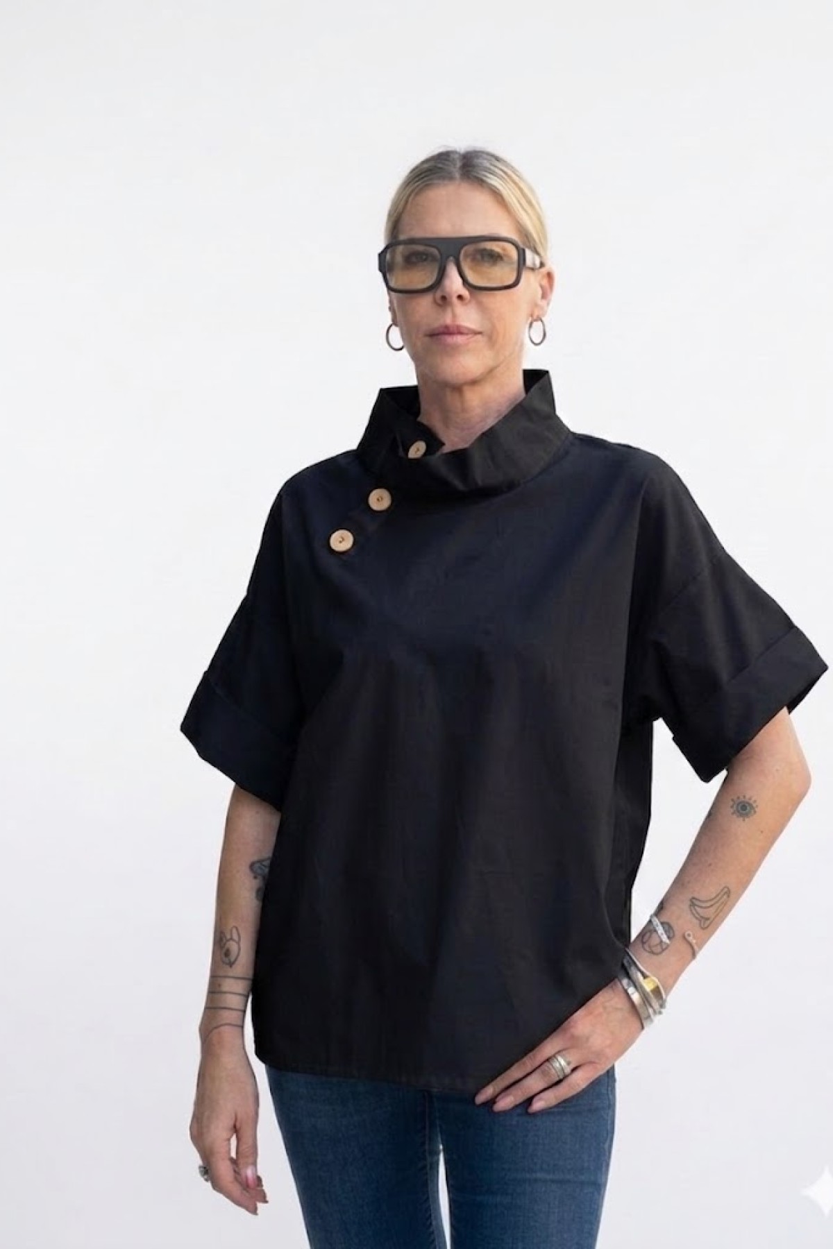 Κοντομάνικη  stylish μπλούζα με πλαϊνά κουμπιά, 100% cotton.