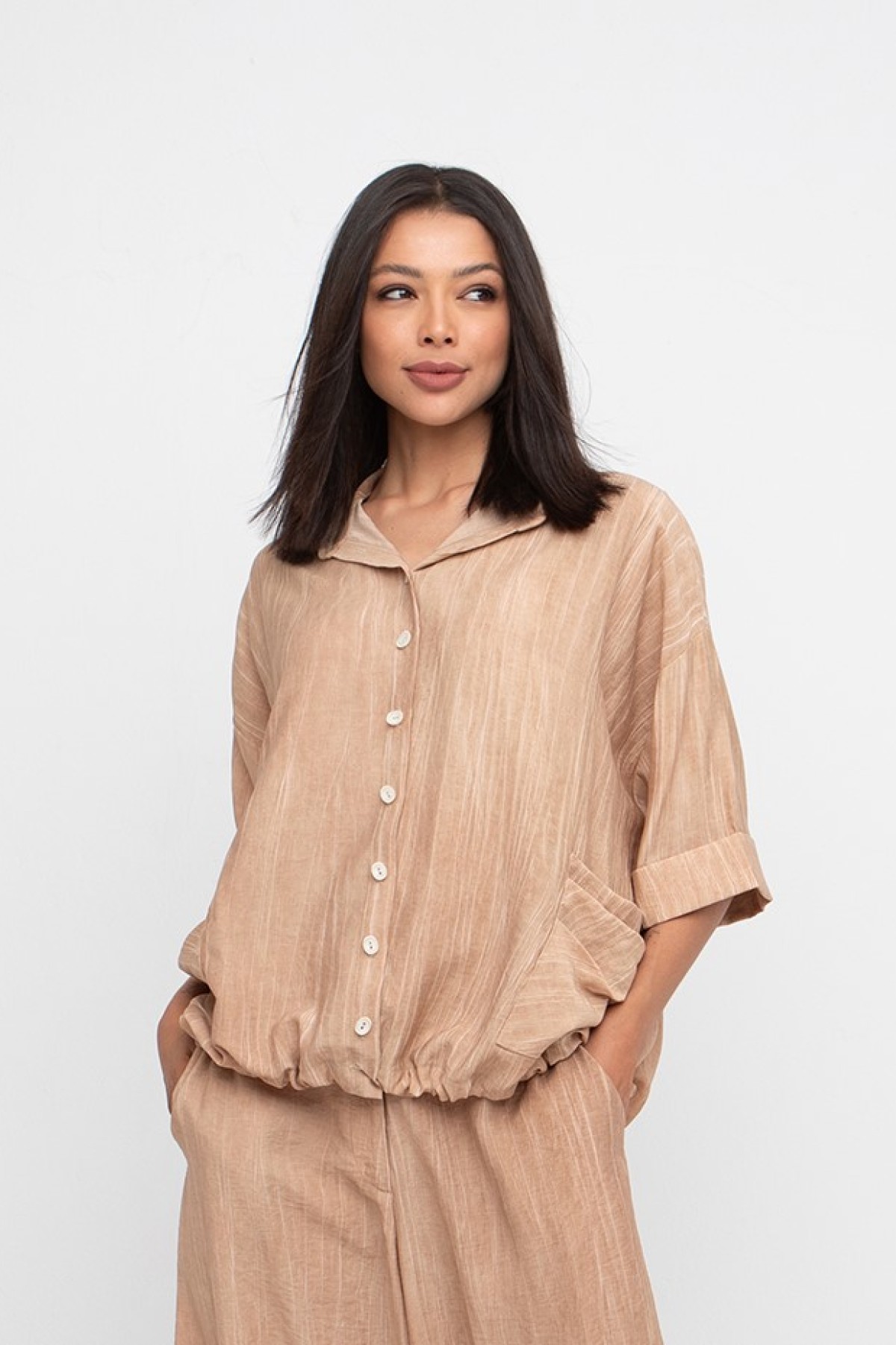 Ευκολοφόρετο loose fit κοντομάνικο πουκάμισο, σε δύο αποχρώσεις, γκρι και κάραμελ.