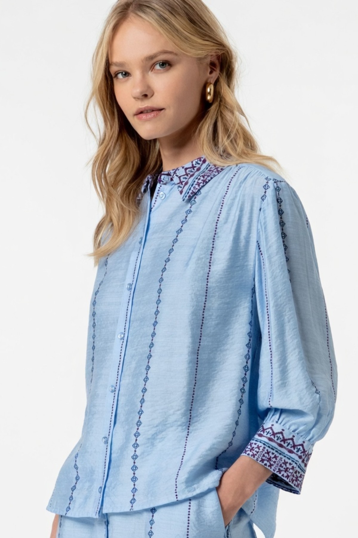 Πουκάμισο σε απαλό γαλάζιο.