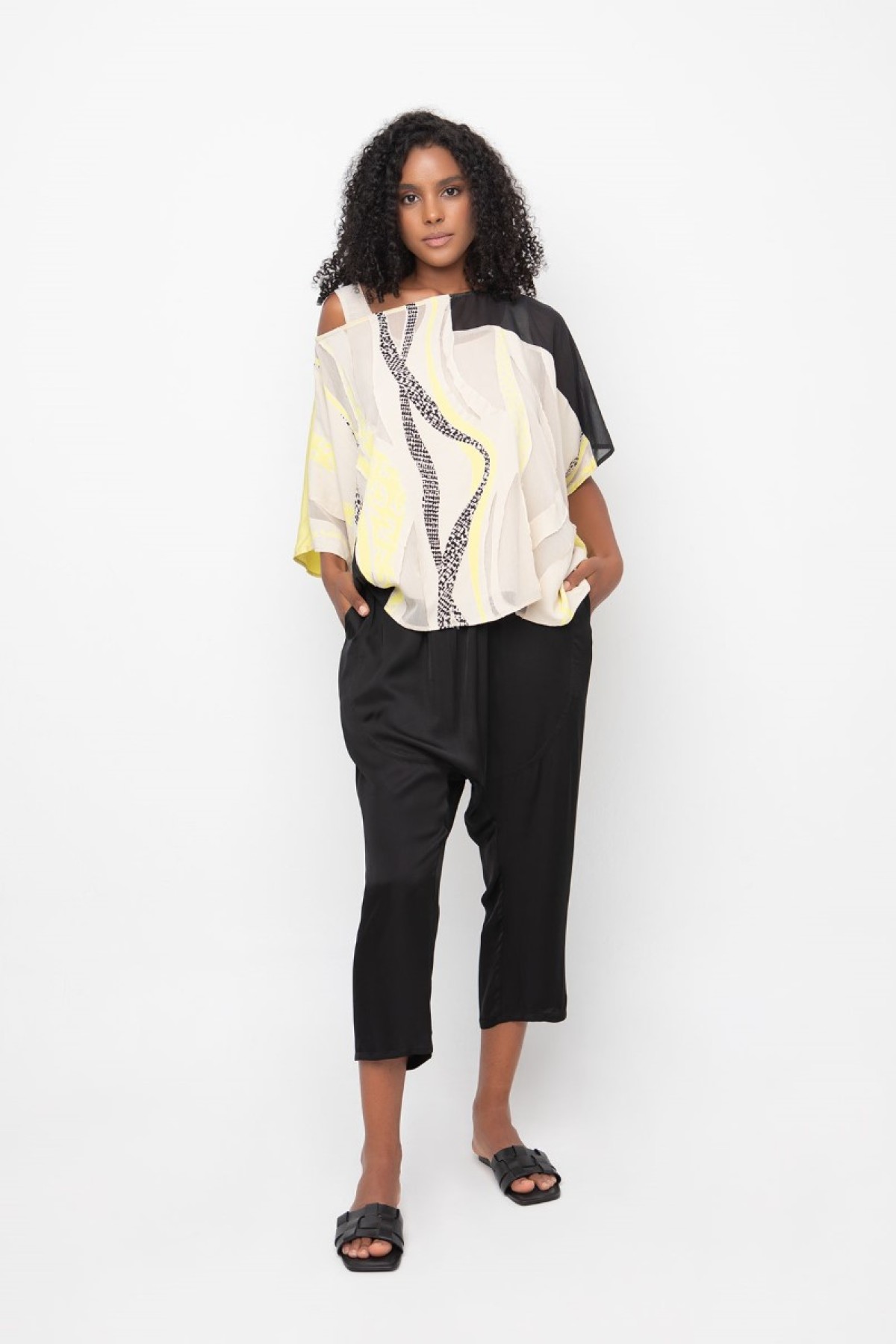 SHORT-SLEEVE BLOUSE WITH ASYMMETRIC PIECED PATTERNS    patterns