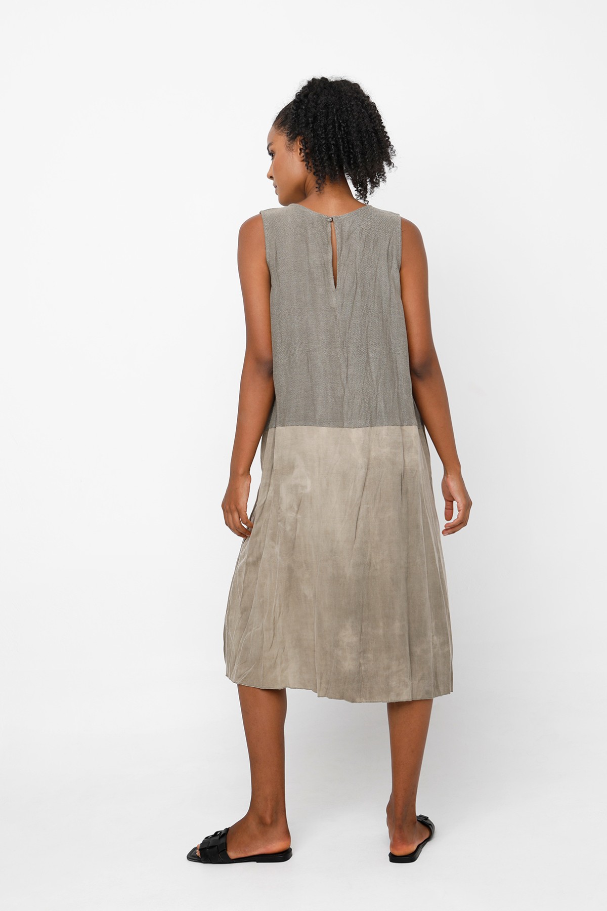 SLEEVELESS LOOSE DRESS AND FRONT POCKETS