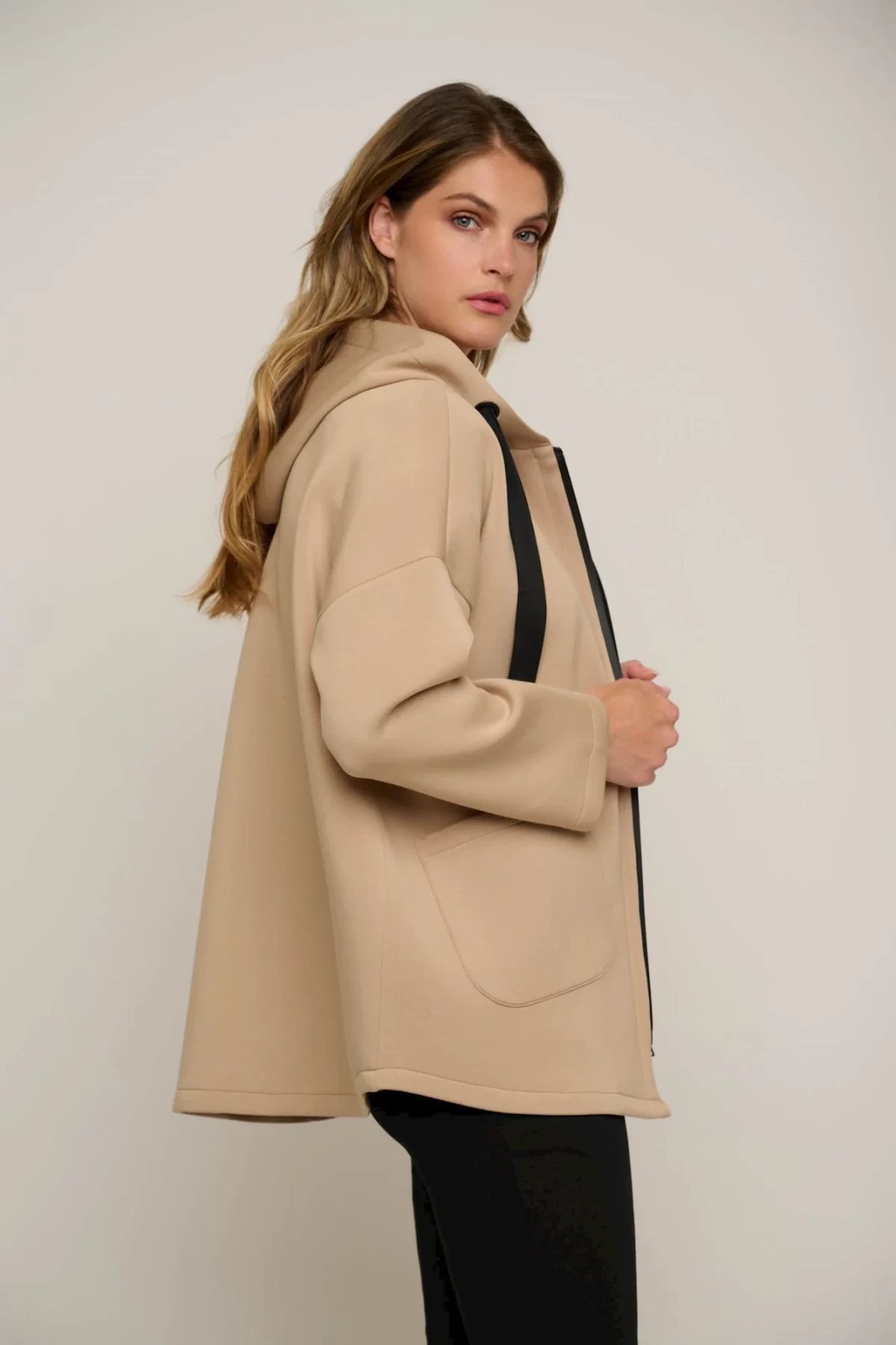 LADIES JACKET IN A LIGHTWEIGHT QUALIT WITH A SOFT FEEL WITH HOOD.