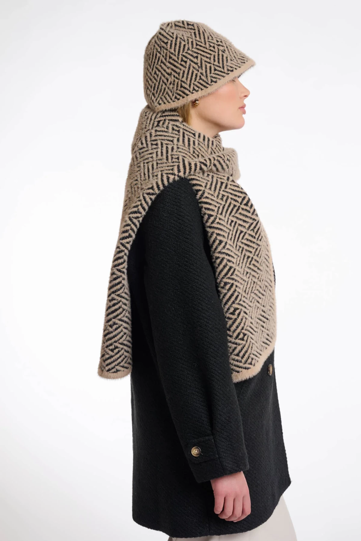 KNITTED SCARF