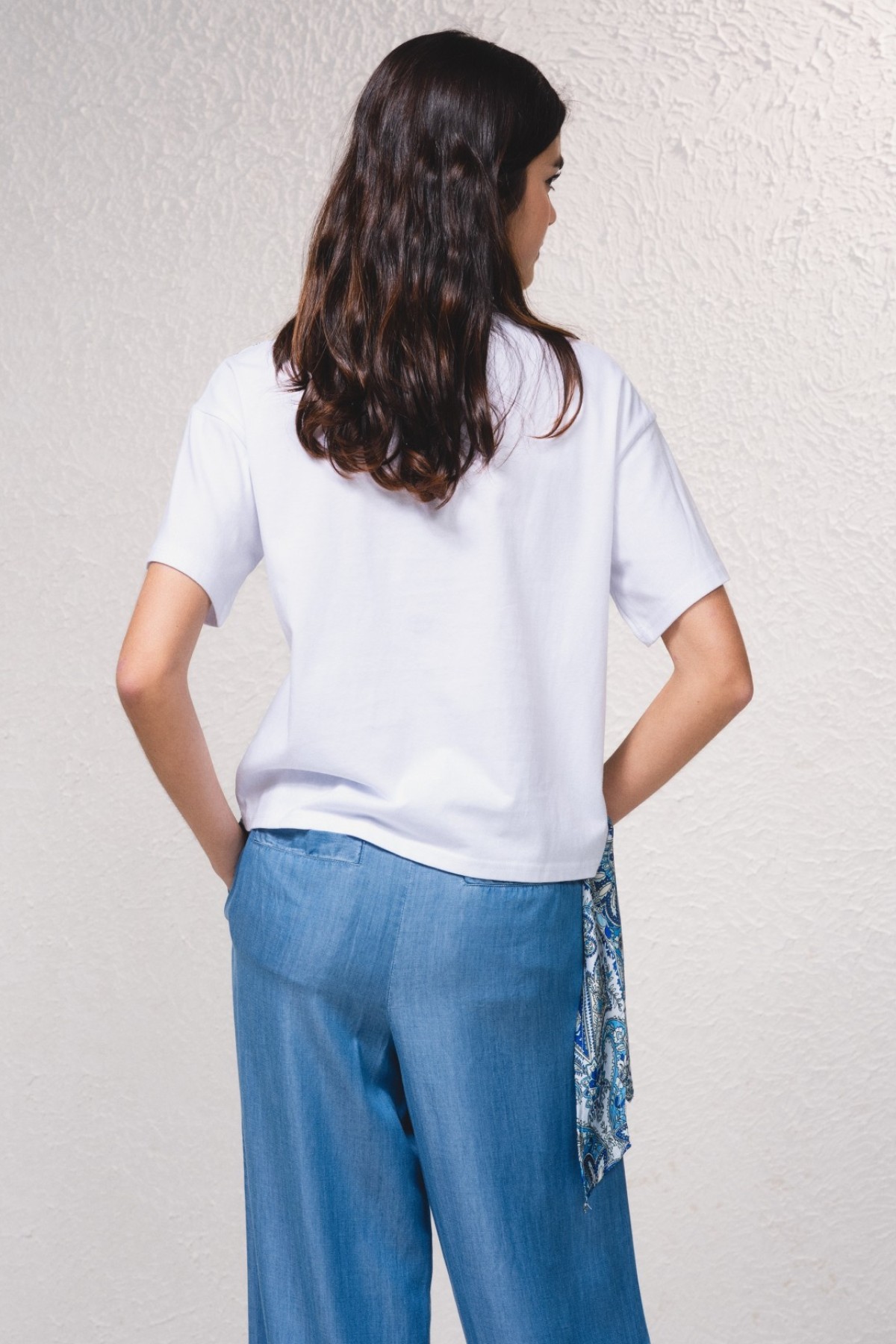 T-SHIRT ΜΕ ΥΠΕΡOXO PRΙΝΤ KAI ΠΛΑΙΝΟ ΔΕΣΙΜΟ