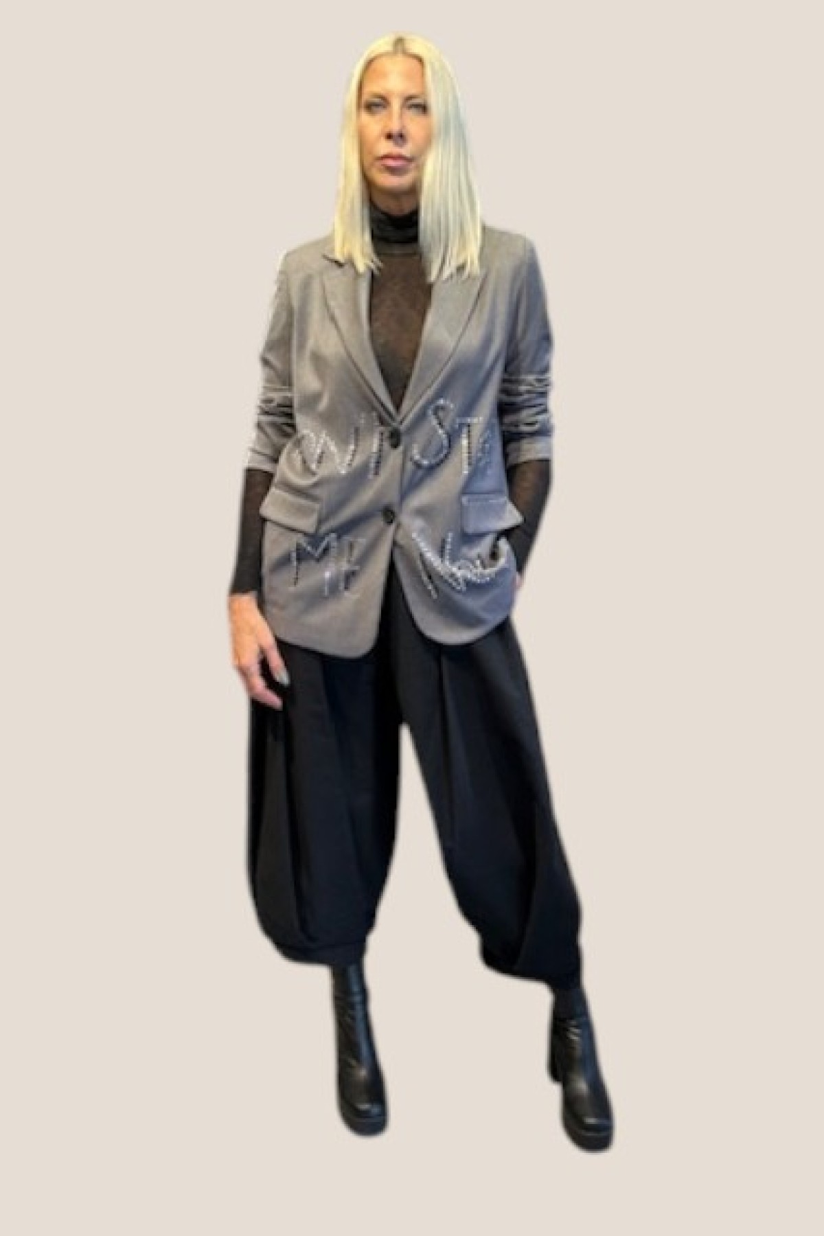 STYLISH BLAZER DECORATED WITH SHINY STONES