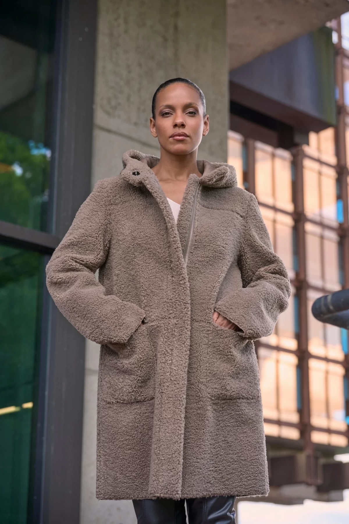 REVERSIBLE AND FEMININE COAT WITH HOOD.