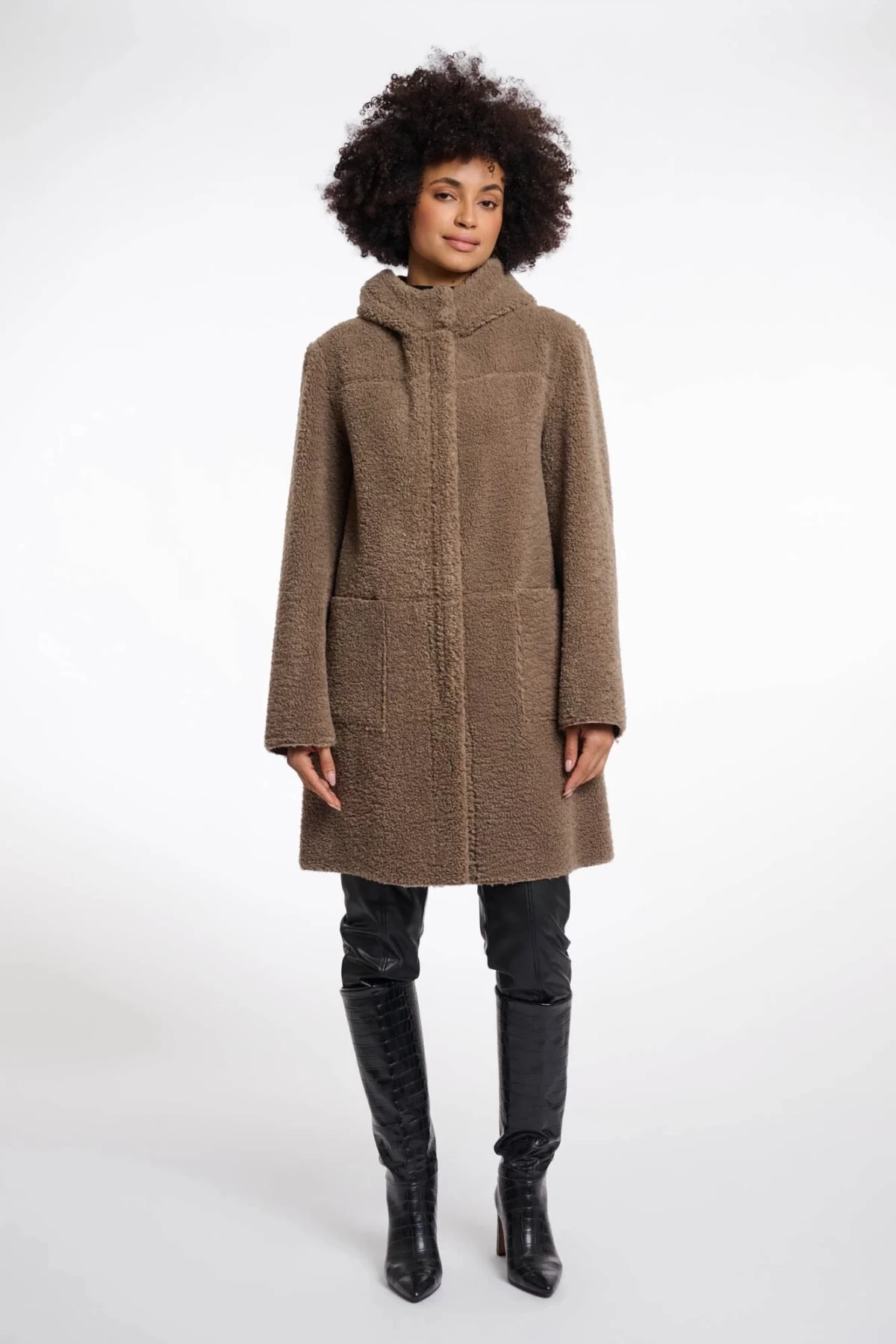 REVERSIBLE AND FEMININE COAT WITH HOOD.