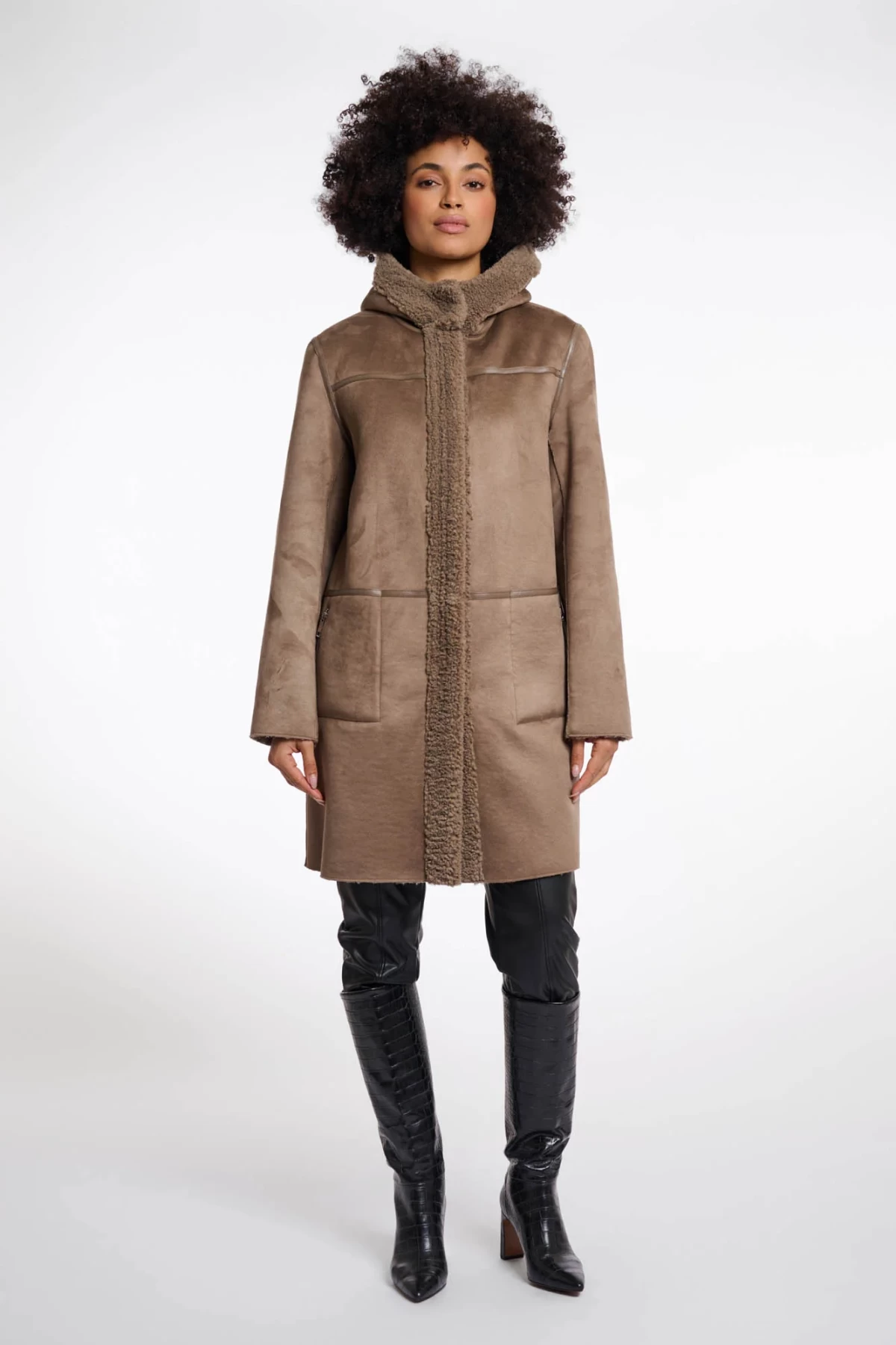 REVERSIBLE AND FEMININE COAT WITH HOOD.