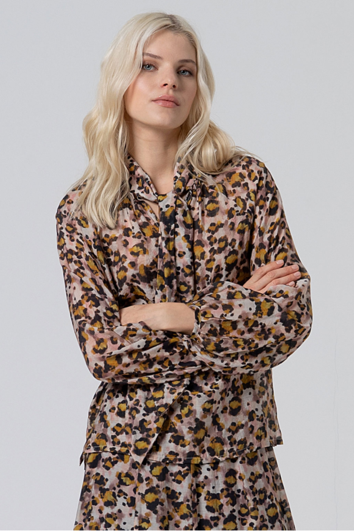 ANIMAL PRINT ΜΠΛΟΥΖΑ ME ΚΟΡΔΕΛΑ ΣΤΟ ΛΑΙΜΟ
