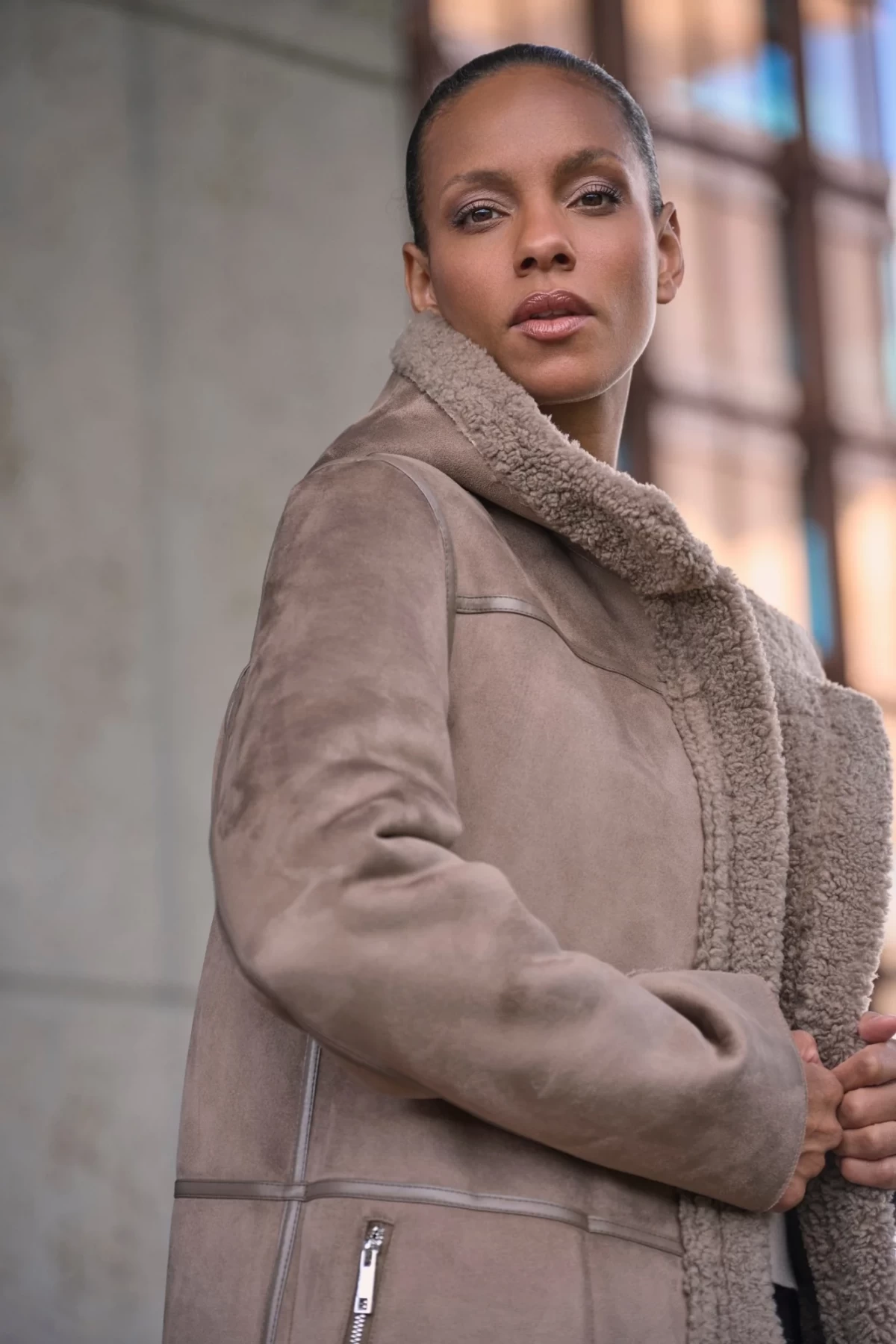 REVERSIBLE AND FEMININE COAT WITH HOOD.