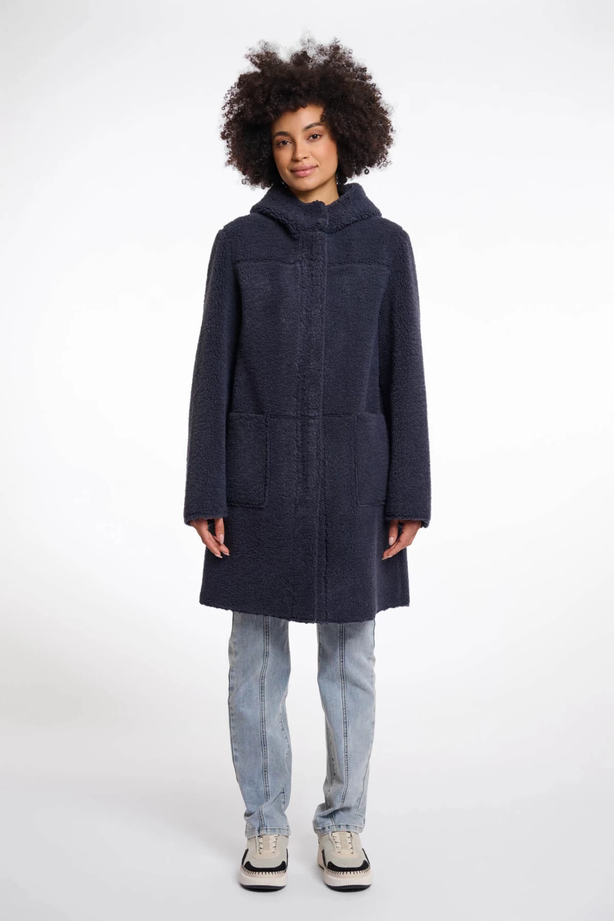 REVERSIBLE AND FEMININE COAT WITH HOOD.