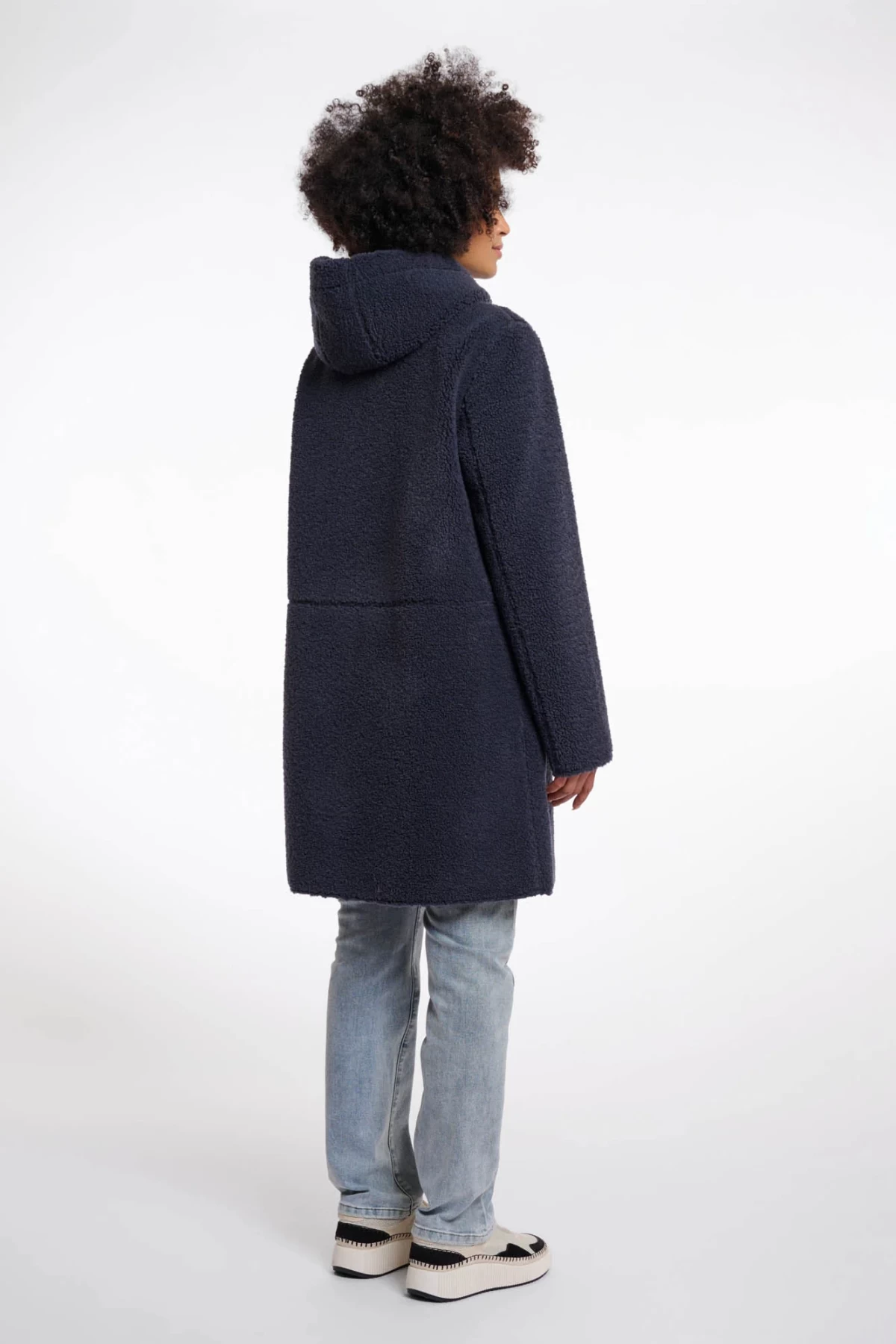 REVERSIBLE AND FEMININE COAT WITH HOOD.