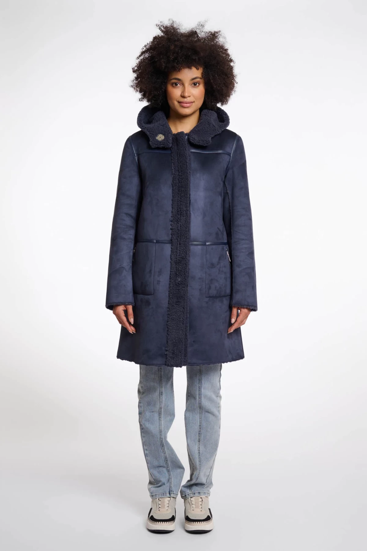 REVERSIBLE AND FEMININE COAT WITH HOOD.