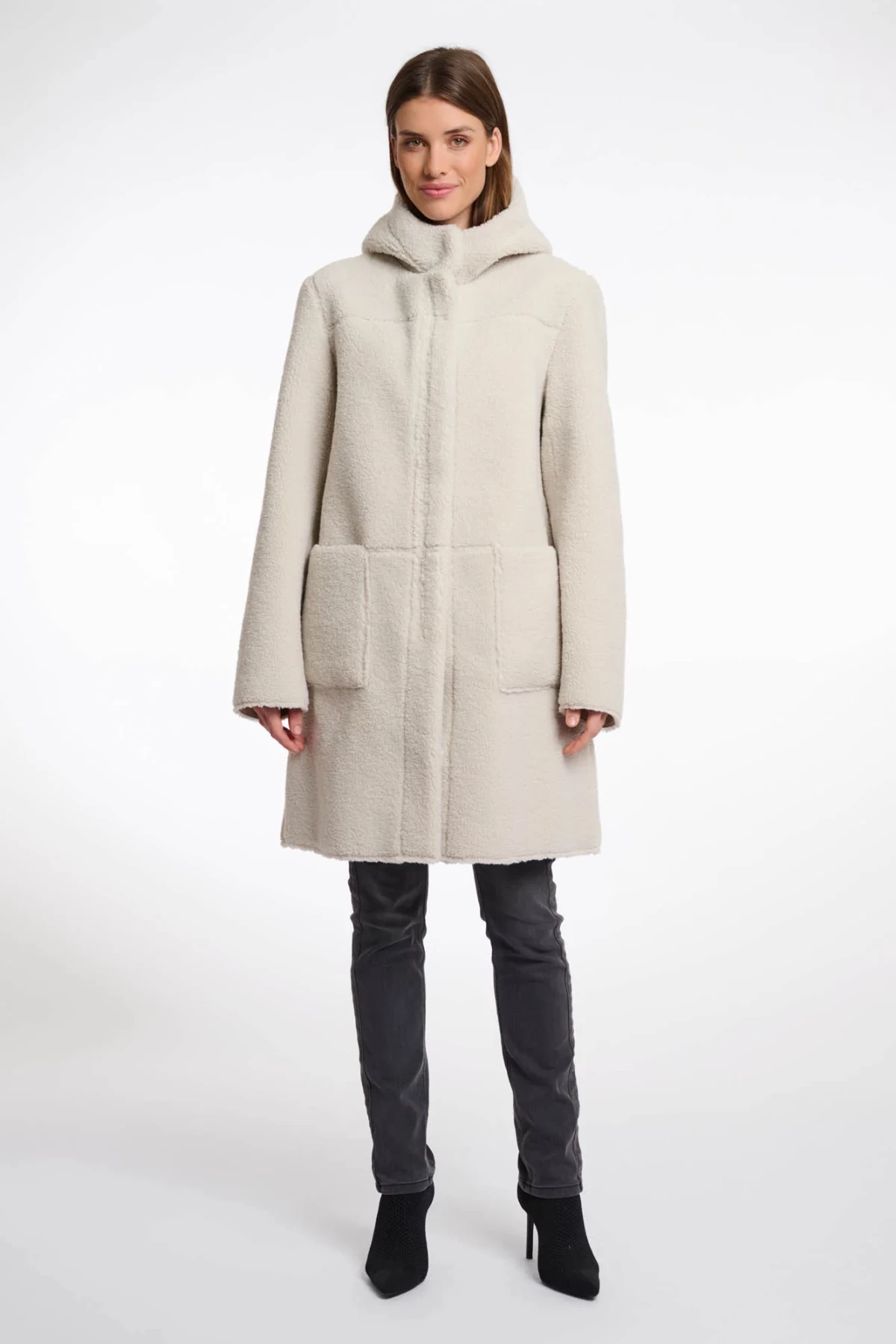 REVERSIBLE AND FEMININE COAT WITH HOOD.