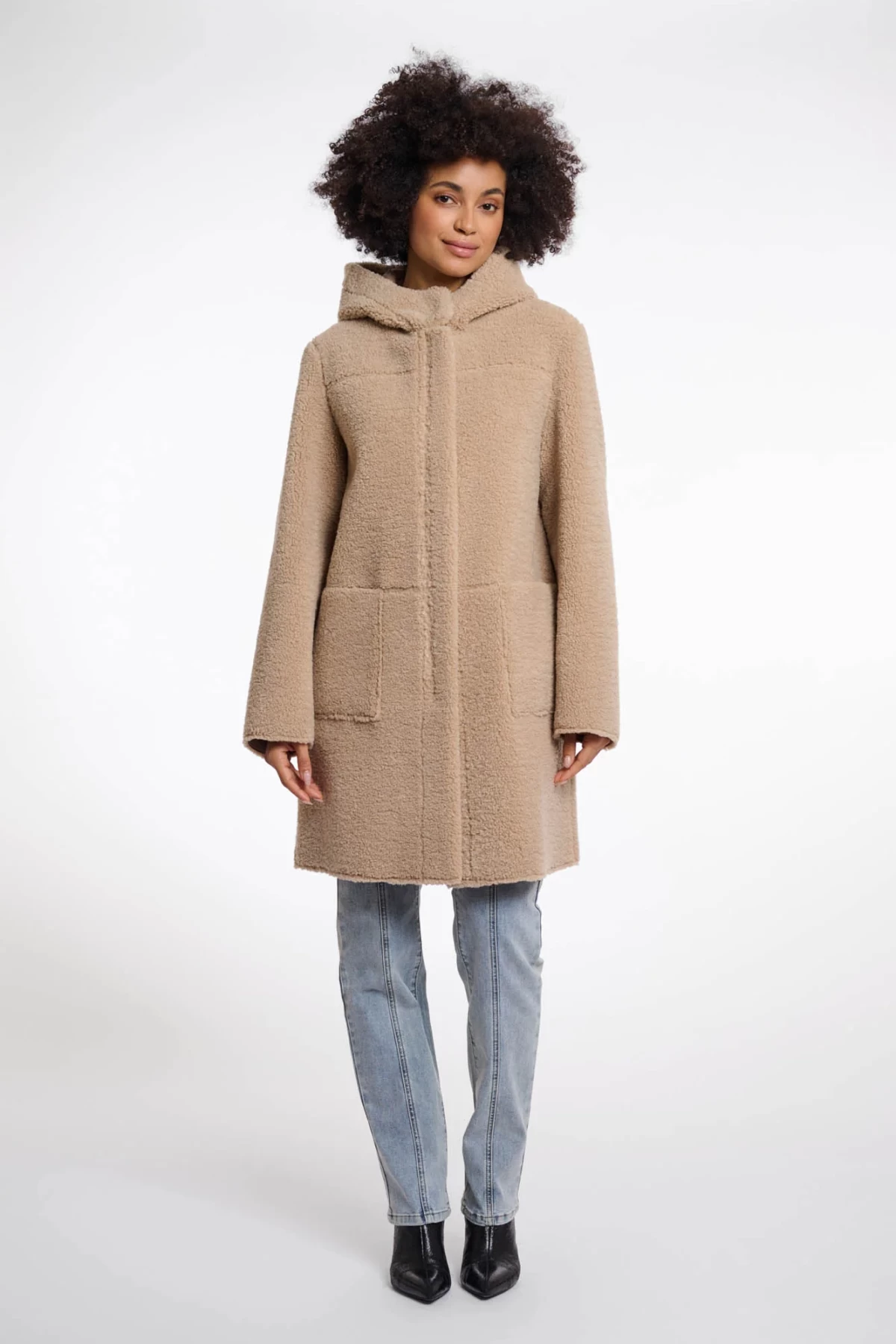REVERSIBLE AND FEMININE COAT WITH HOOD.
