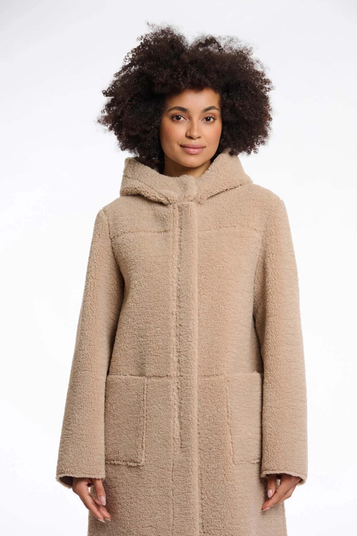REVERSIBLE AND FEMININE COAT WITH HOOD.