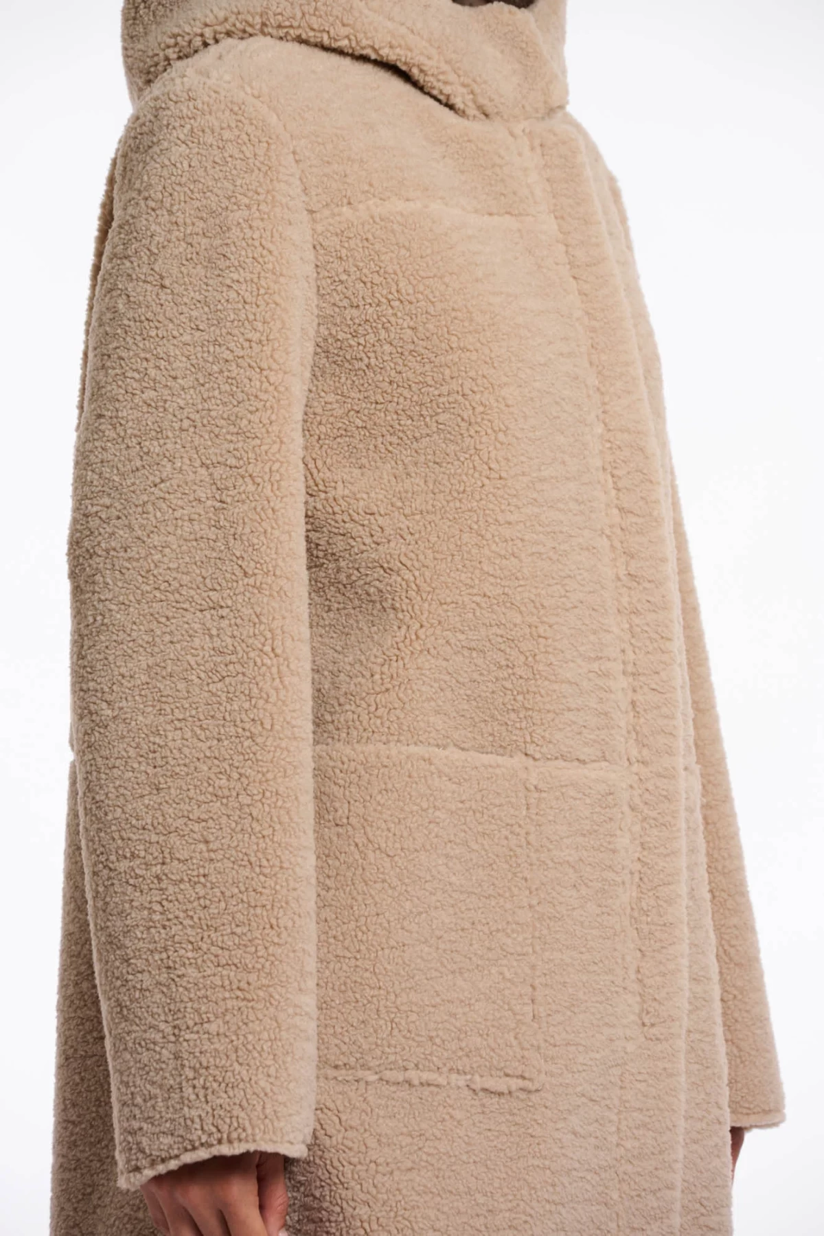 REVERSIBLE AND FEMININE COAT WITH HOOD.