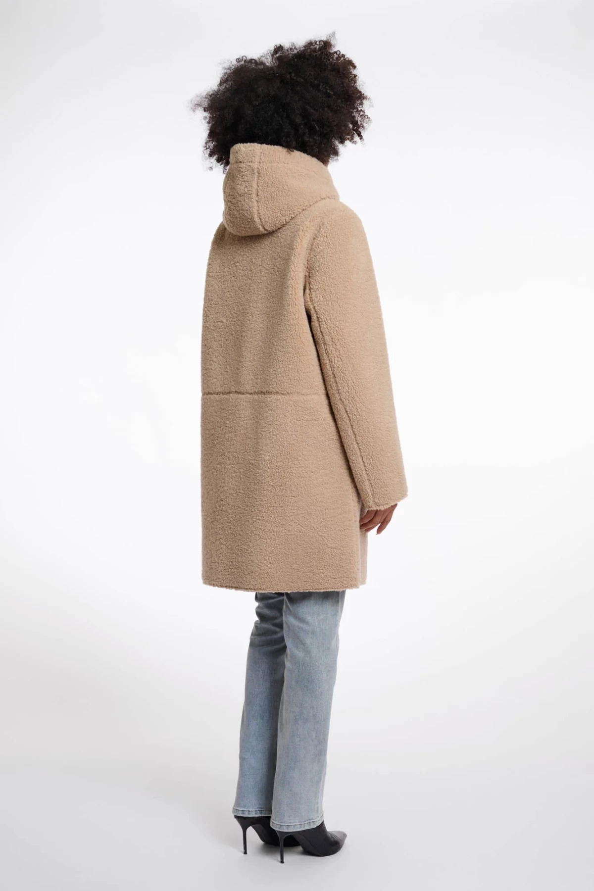 REVERSIBLE AND FEMININE COAT WITH HOOD.