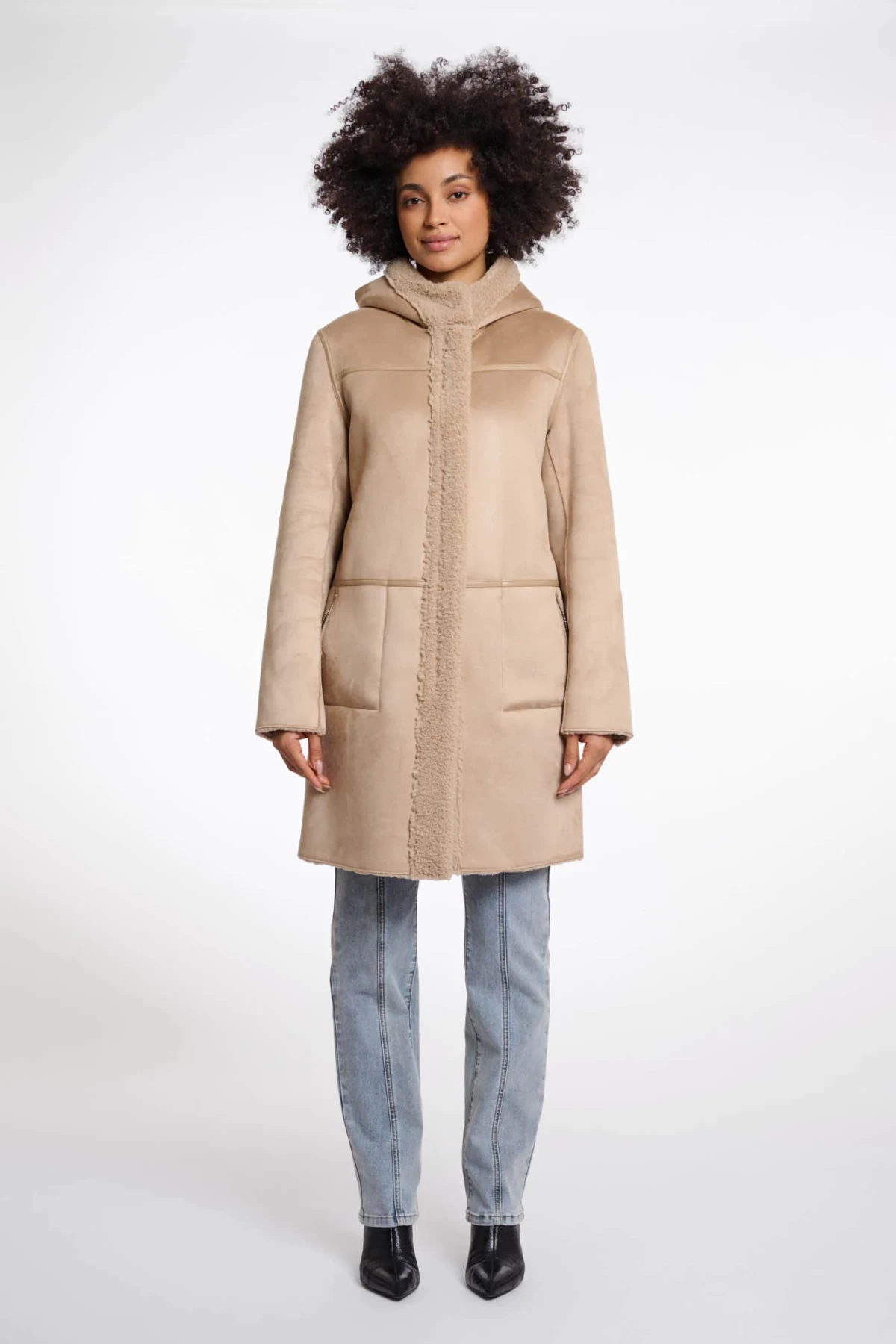 REVERSIBLE AND FEMININE COAT WITH HOOD.