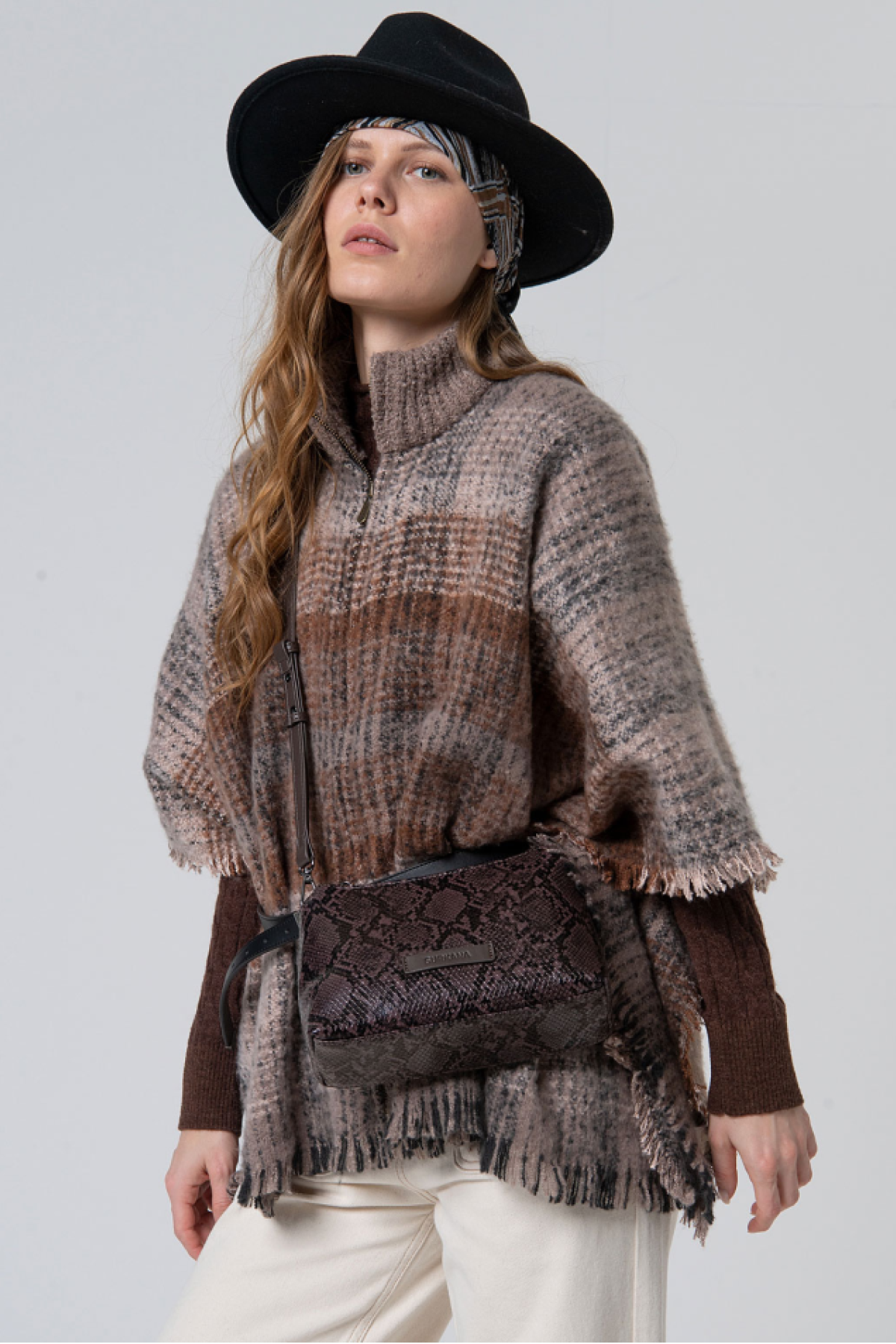 CARDIGAN - PONCHO ZIPPER CLOSURE