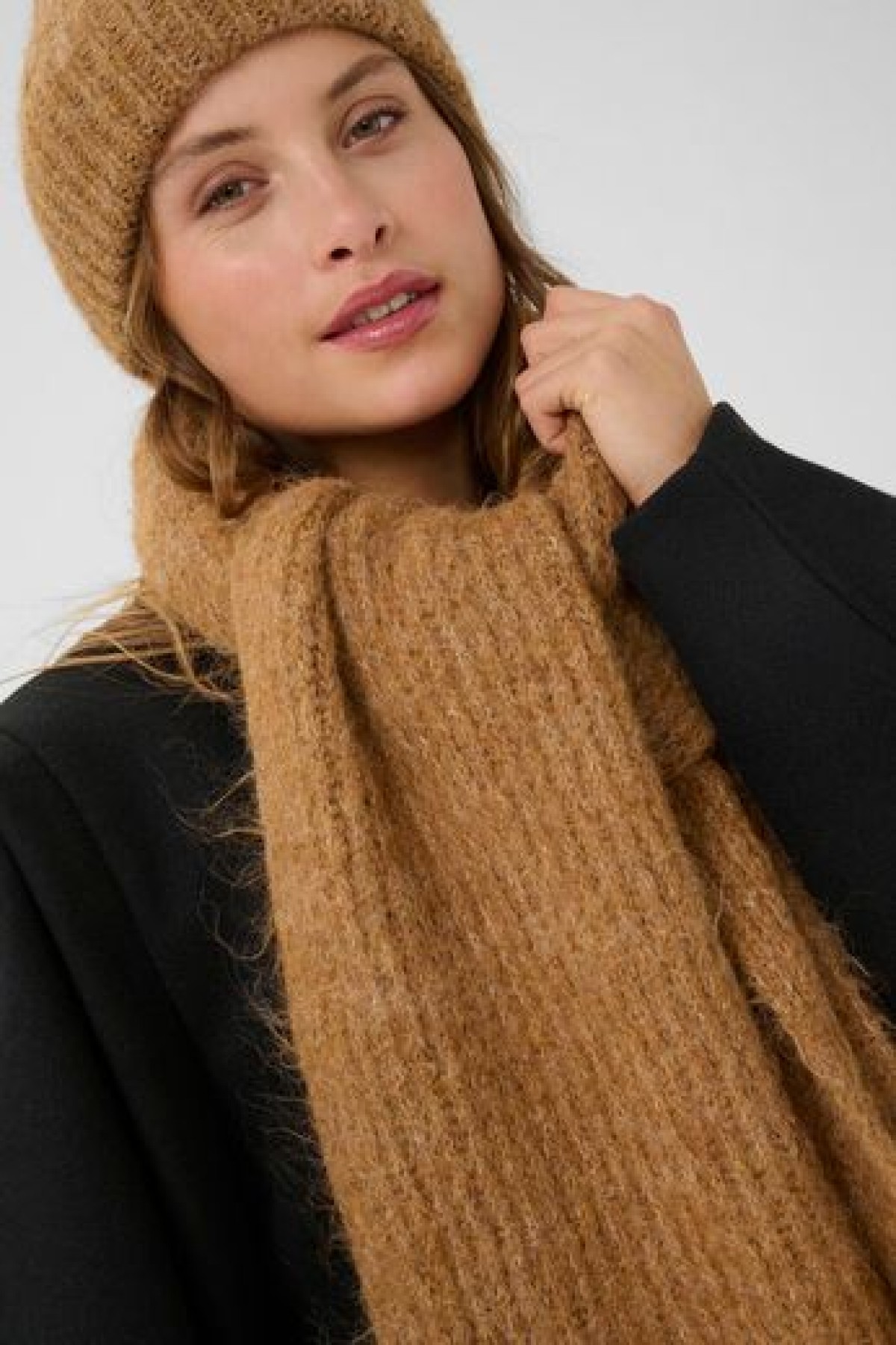 KNITTED SCARF