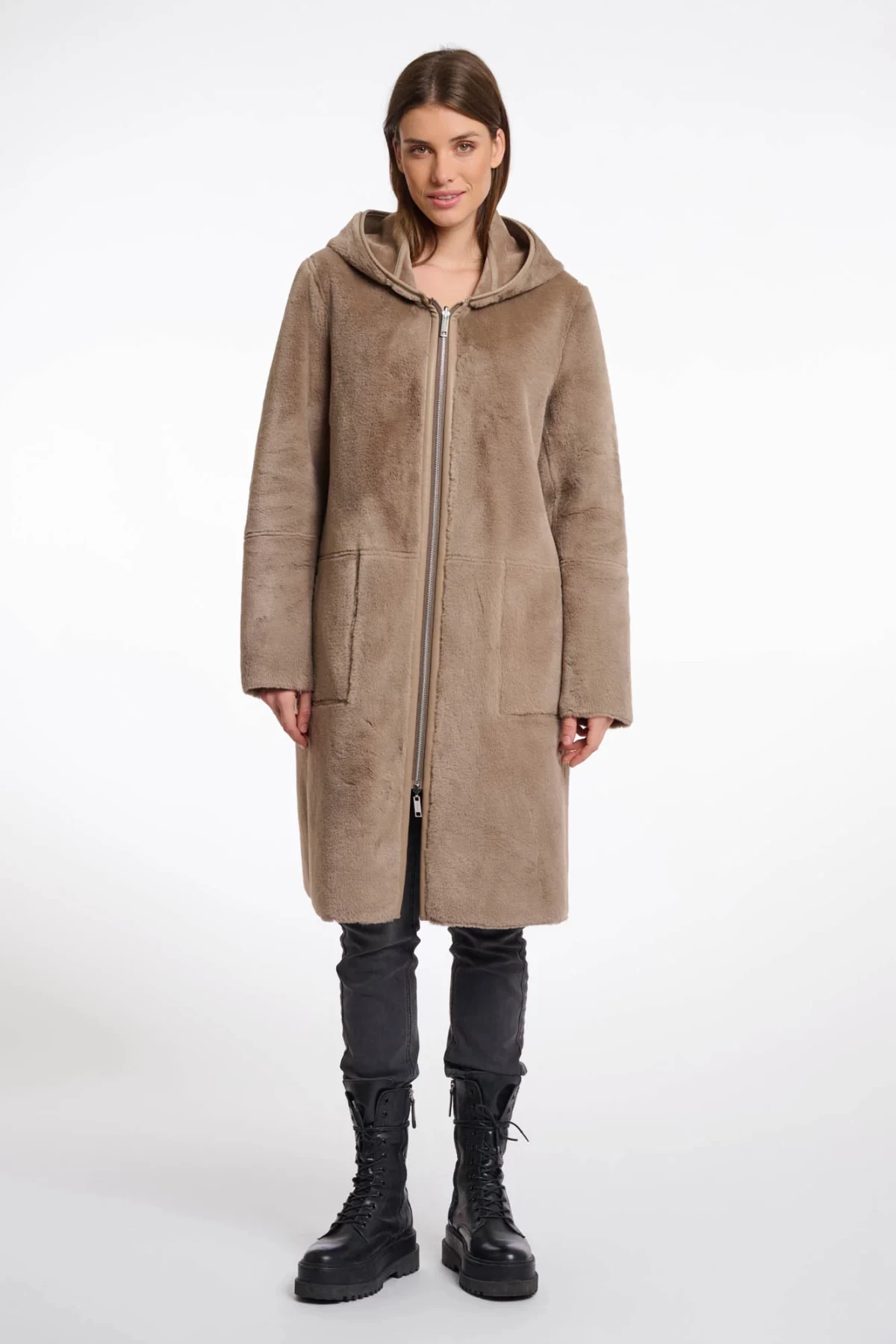 ΠΑΝΩΦΟΡΙ ΜΕ ΚΟΥΚΟΥΛΑ ΔΙΠΛΗΣ ΟΨΗΣ. ΔΙΑΤΙΘΕΤΑΙ ΣΕ ΤΡΙΑ ΧΡΩΜΑΤΑ. ΓΚΡΙ ΤΗΣ ΝΥΧΤΑΣ ,ΕΚΡΟΥ ΚΑΙ ΠΟΥΡΟ.