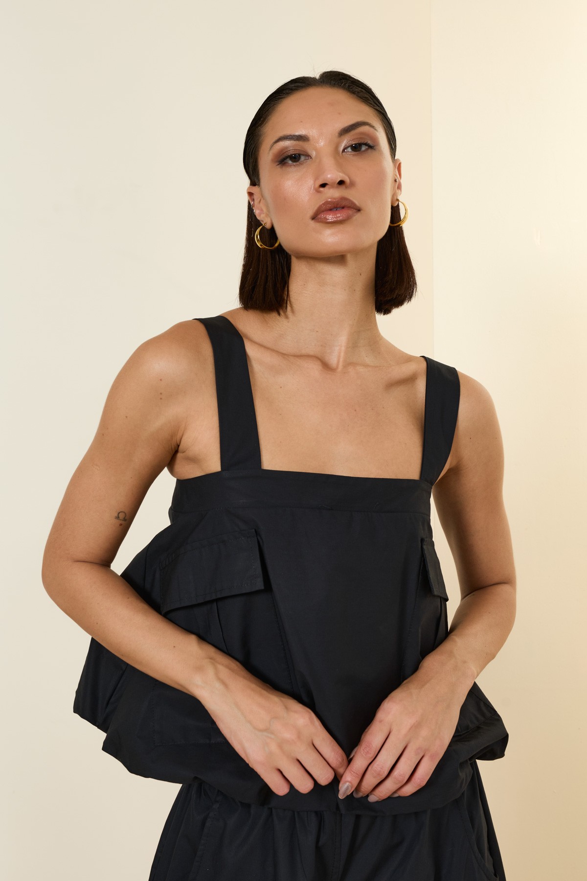 CROP-TOP ΣΕ ΤΡΙΑ ΧΡΩΜΑΤΑ / ΚΑΦΕ, ΜΑΥΡΟ, ΛΕΥΚΟ