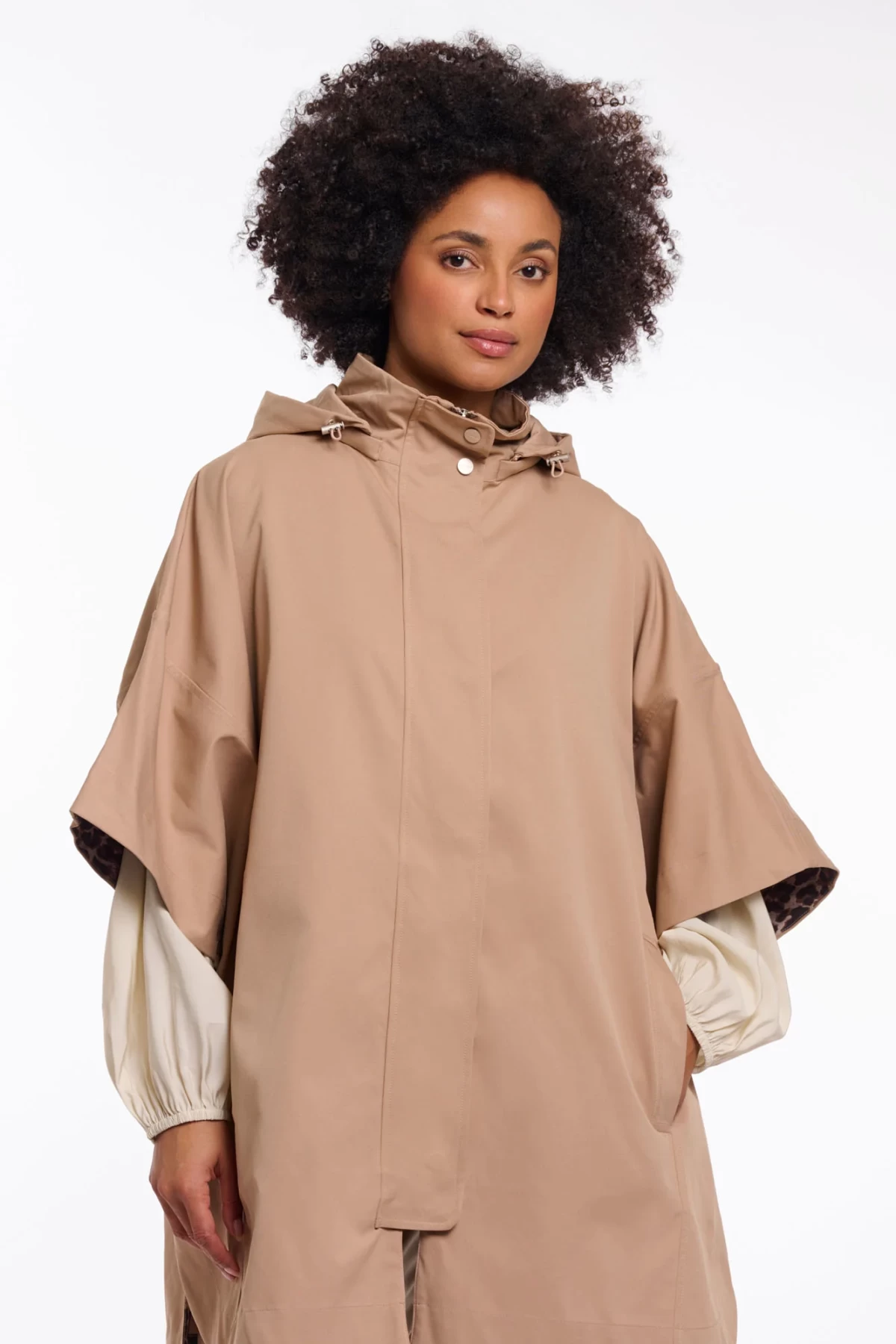 Ελαφρύ πανωφόρι με κουκούλα.