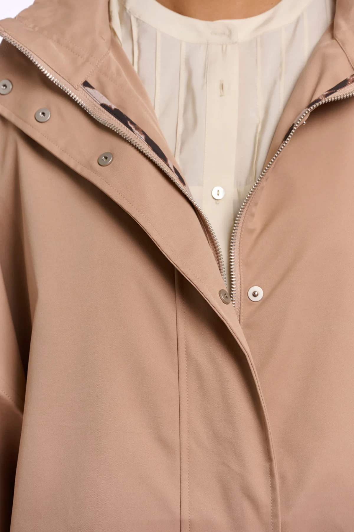 Ελαφρύ πανωφόρι με κουκούλα.