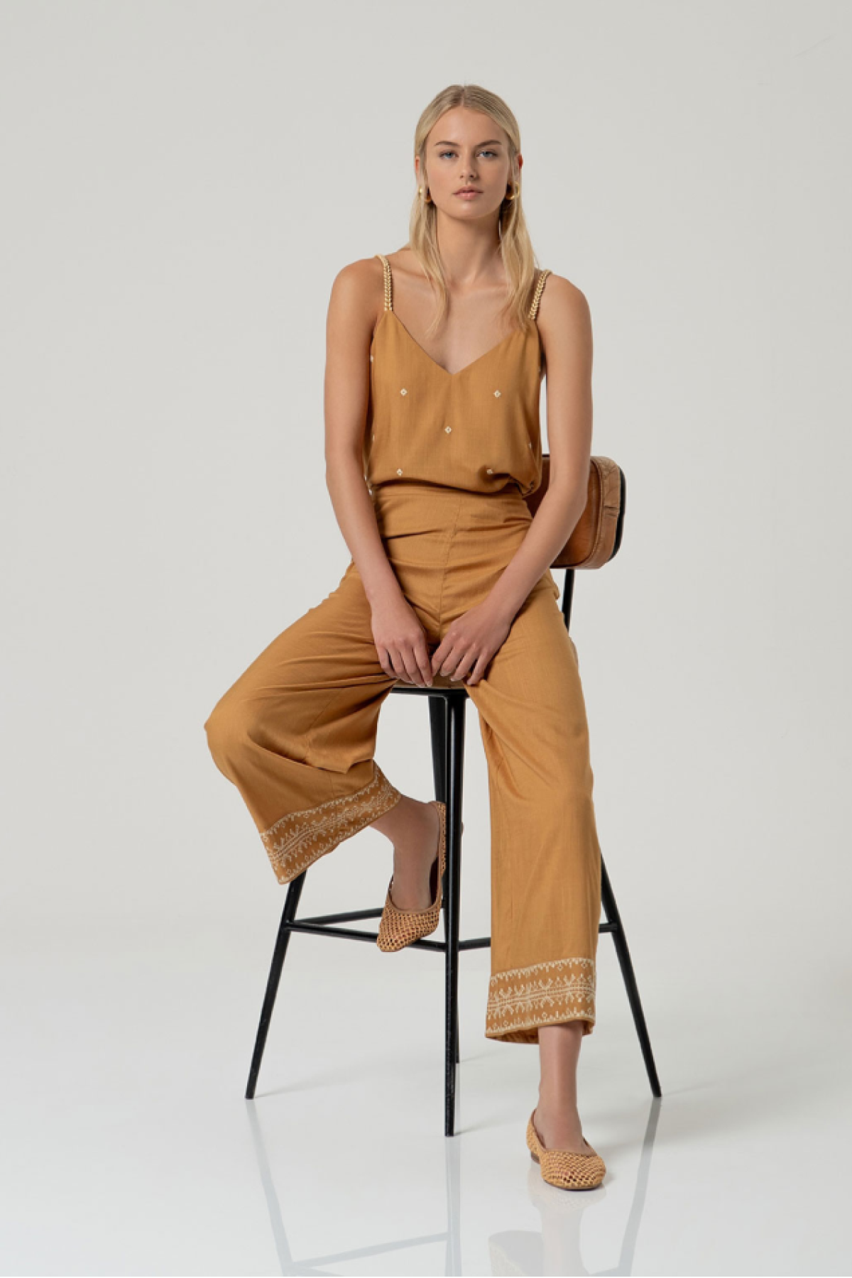 Παντελόνα σε ίσα χαλαρή γραμμή. Συνδύασε την με το τοπ του