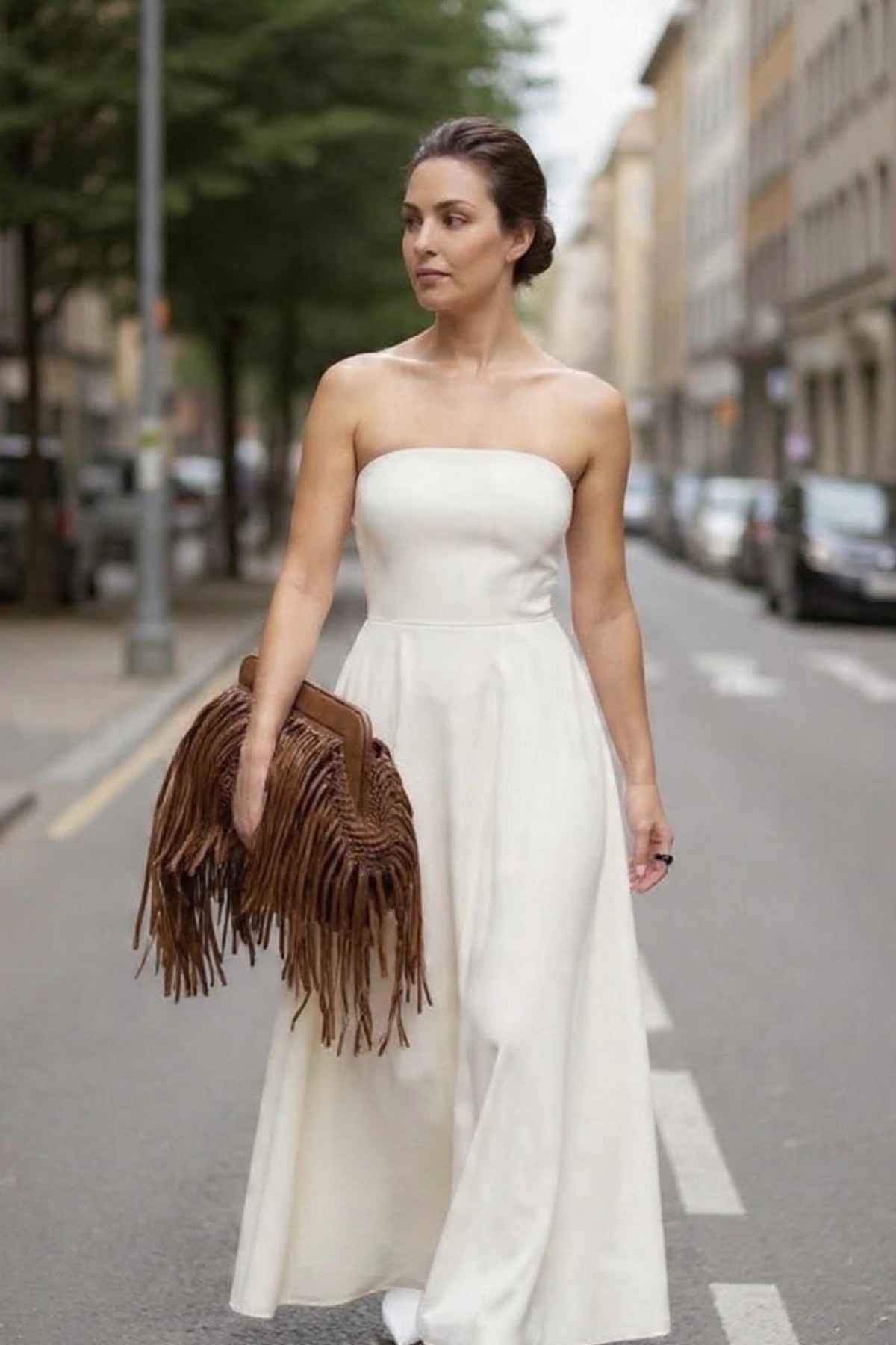 Πλεκτό Clutch από ψάθα (Raffia Style)  καλυμμένο με μακριά κρόσσια μπροστά στην ίδια απόχρωση.