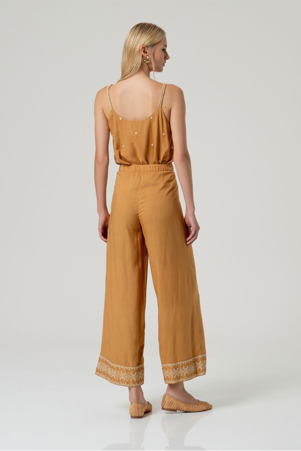 Παντελόνα σε ίσα χαλαρή γραμμή. Συνδύασε την με το τοπ του