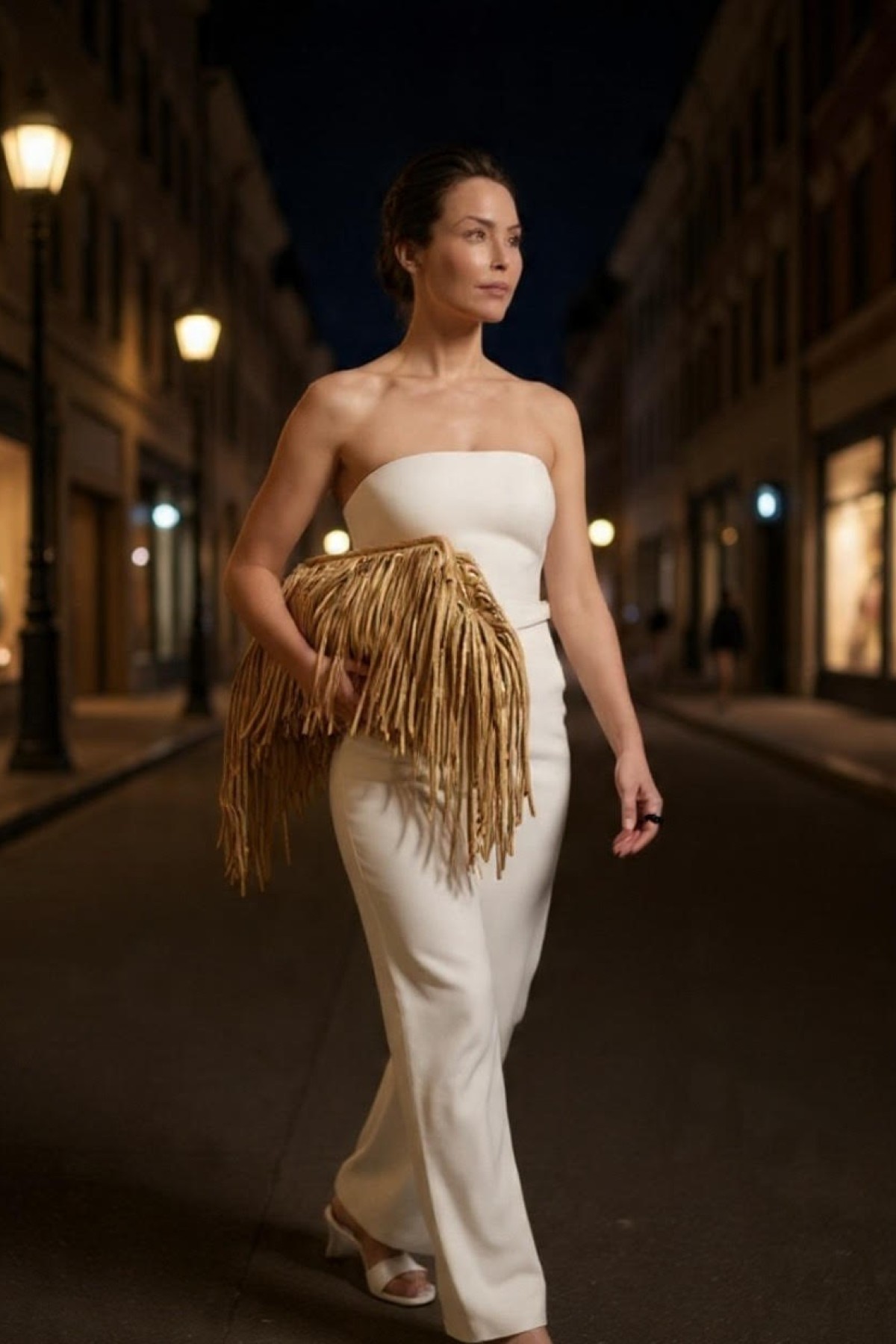 Πλεκτό Clutch από ψάθα (Raffia Style)  καλυμμένο με μακριά κρόσσια μπροστά στην ίδια απόχρωση.