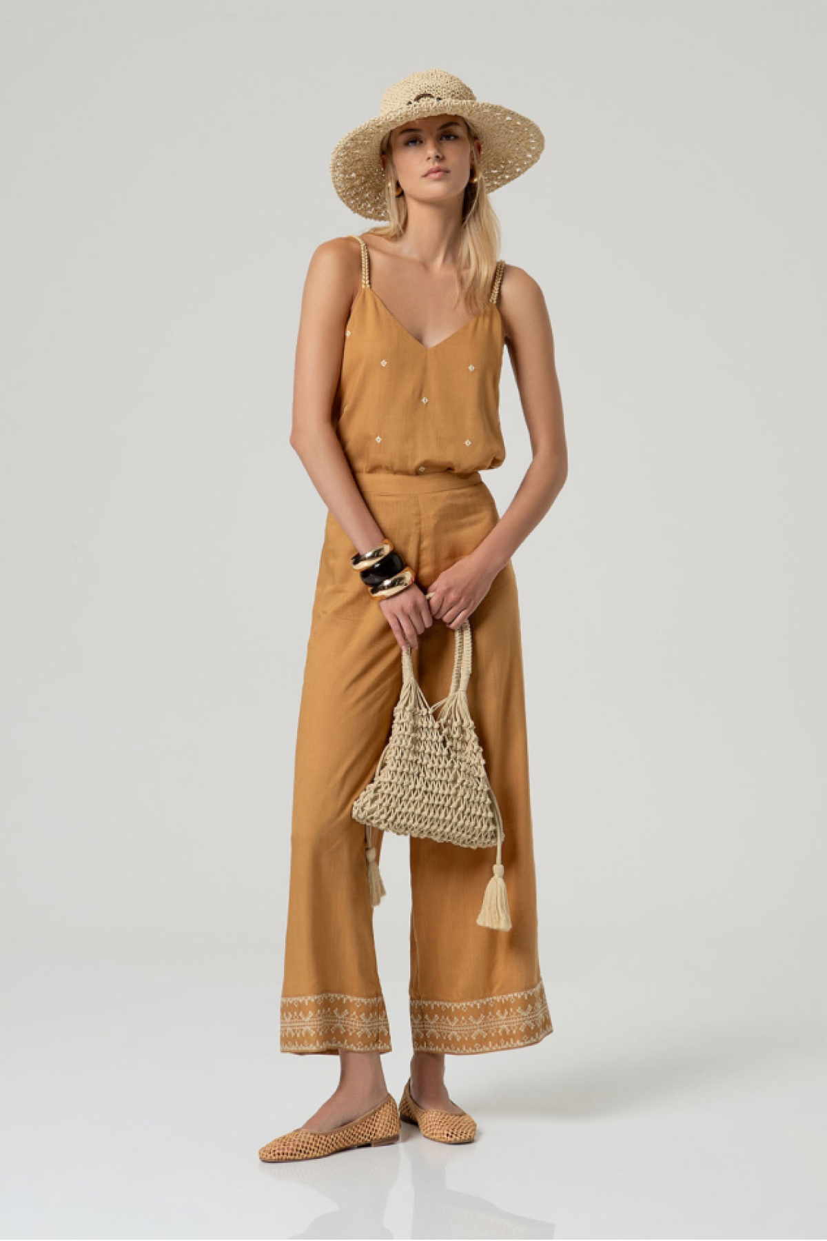 Παντελόνα σε ίσα χαλαρή γραμμή. Συνδύασε την με το τοπ του