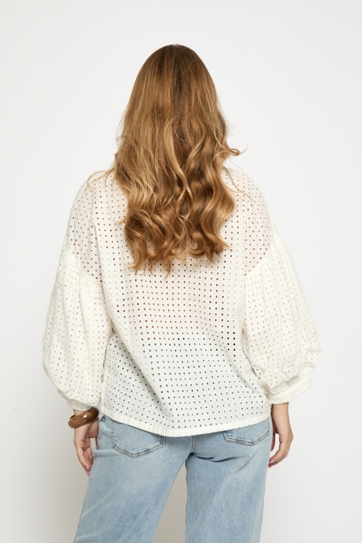 Emboidered πουκάμισο με μακριά φουσκωτά μανίκια.