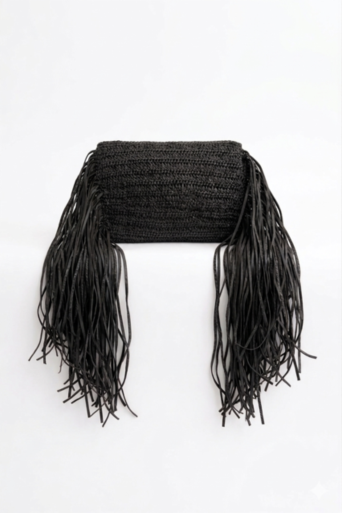 Πλεκτό Clutch από ψάθα (Raffia Style) με μακριά πλαϊνά κρόσσια  στην ίδια απόχρωση.