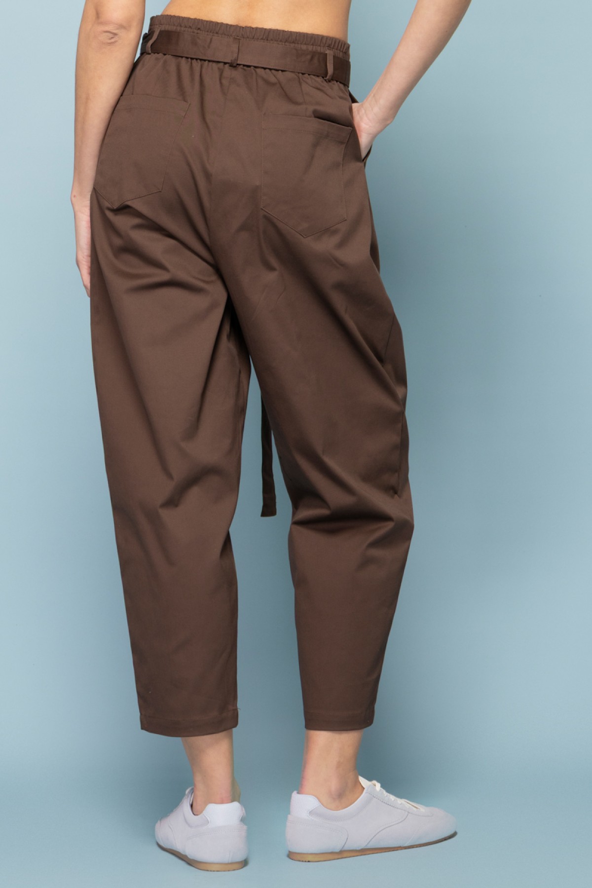 ψηλόμεσο καφέ παντελόνι carrot fit με  αποσπώμενη ζώνη από το ίδιο ύφασμα