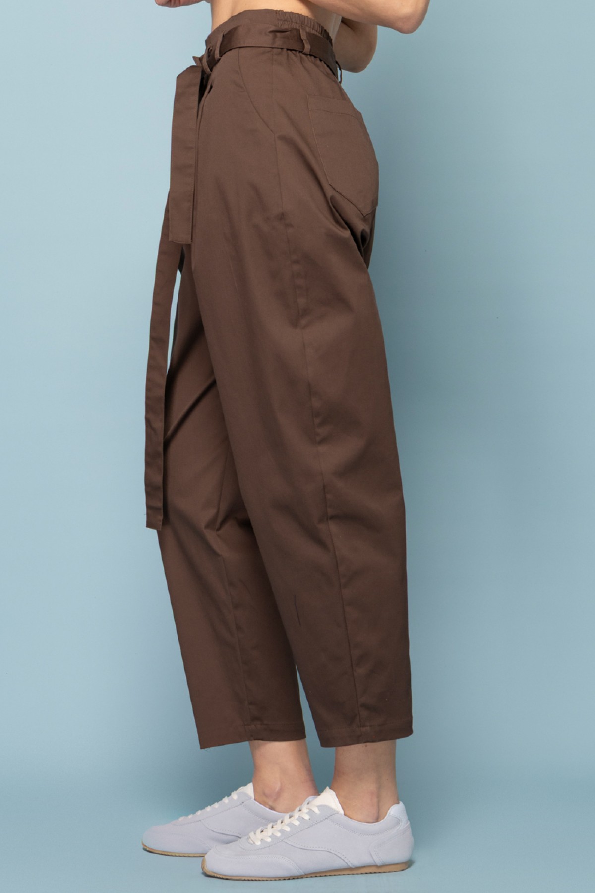 ψηλόμεσο καφέ παντελόνι carrot fit με  αποσπώμενη ζώνη από το ίδιο ύφασμα