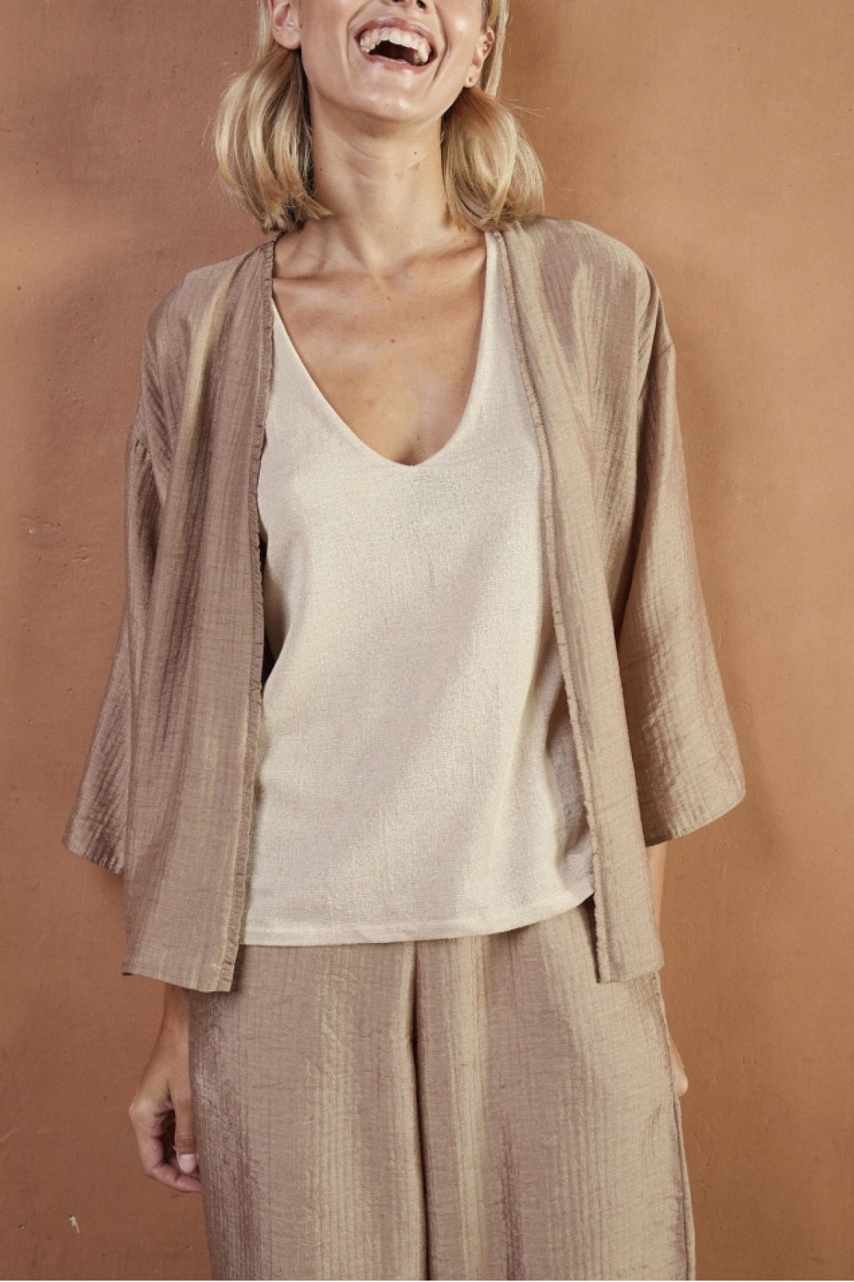 Κοντό ανοιχτό κιμονό. Συνδύασε το και με την παντελόνα από την ίδια συλλογή