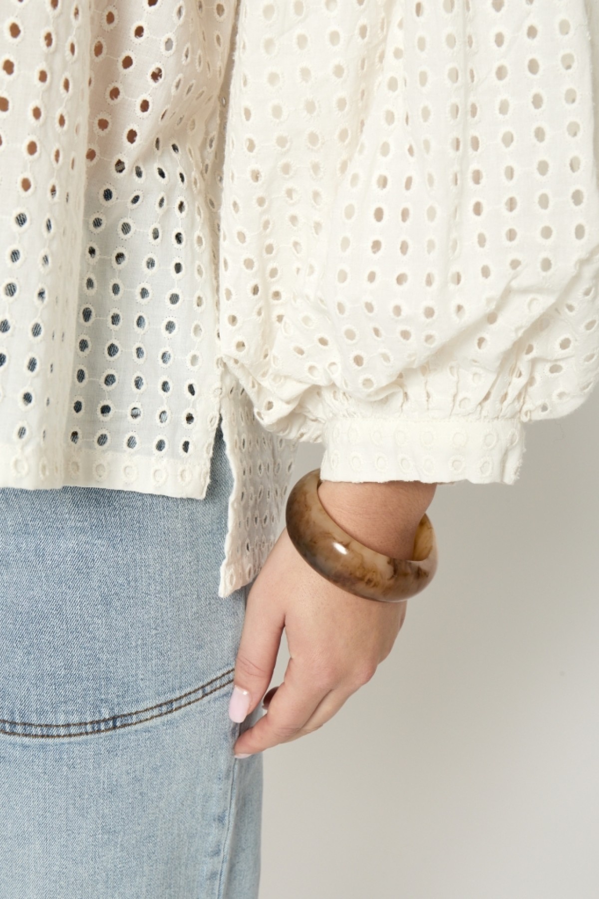 Emboidered πουκάμισο με μακριά φουσκωτά μανίκια.