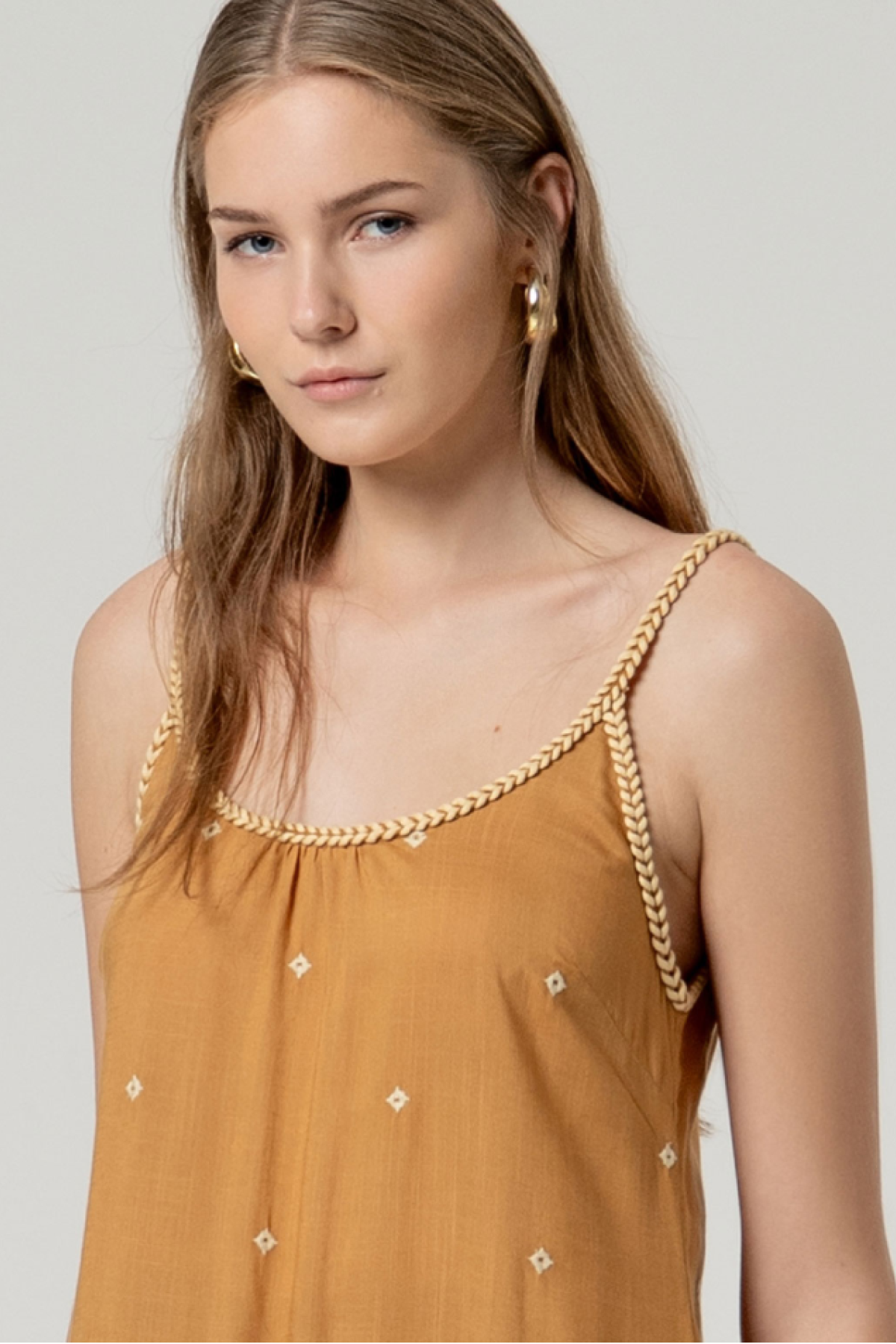 Μακρύ φόρεμα με λεπτές τιράντες.