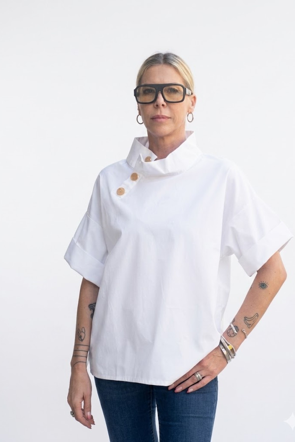 Κοντομάνικη  stylish μπλούζα με πλαϊνά κουμπιά, 100% cotton.