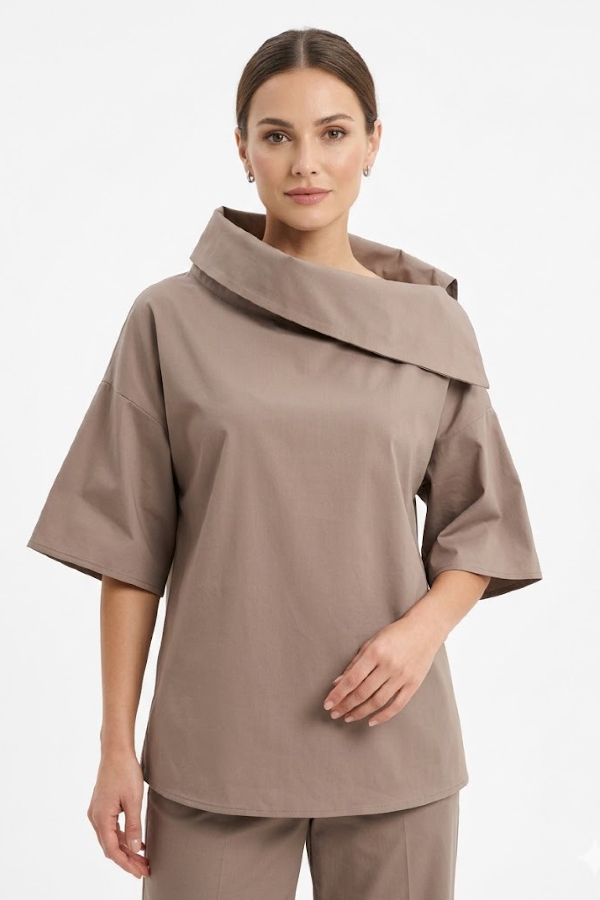 Εντυπωσιακή μπλούζα, 100% cotton, ξεχωρίζει για τον ιδιαίτερο ασύμμετρο γιακά της.