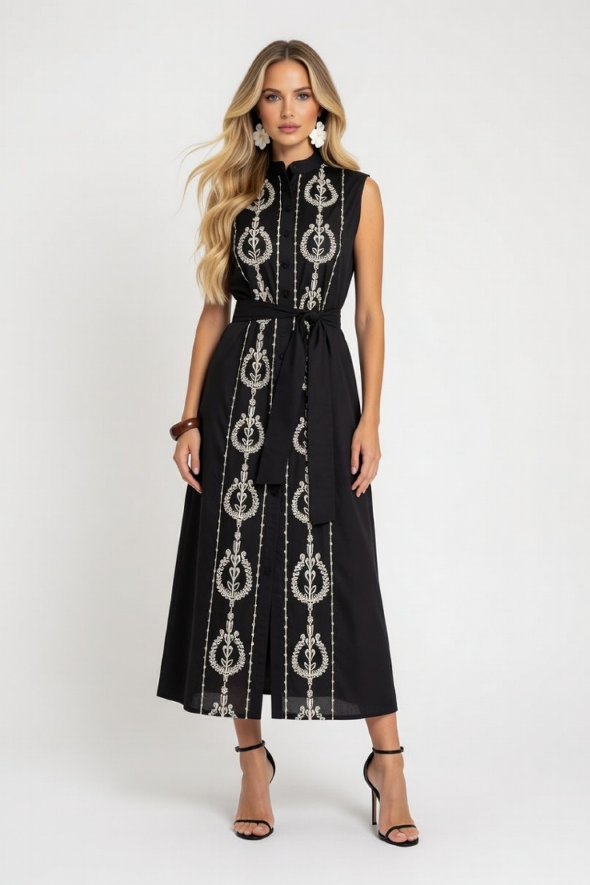 Μαύρο shirtdress με λευκά μοτίβο.