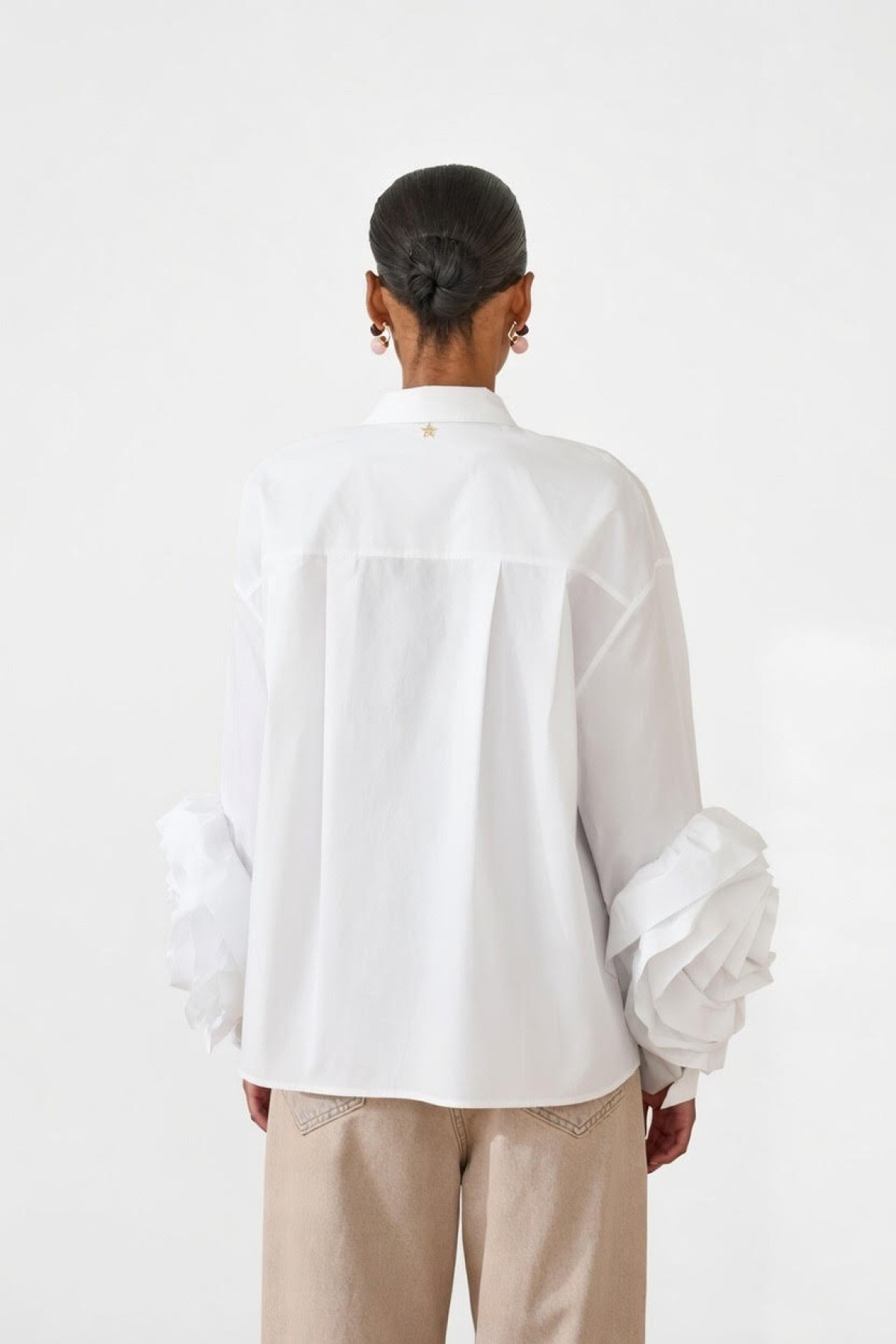 Λευκό πουκάμισο με ξεχωριστά μανίκια