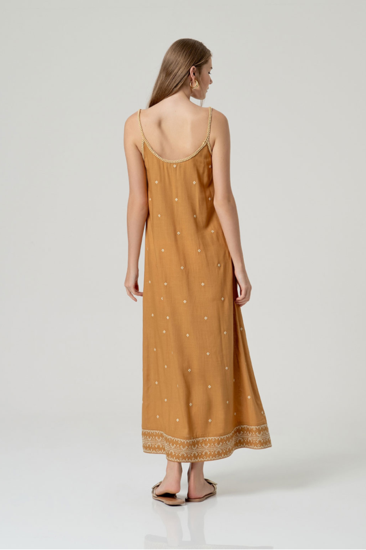 Μακρύ φόρεμα με λεπτές τιράντες.